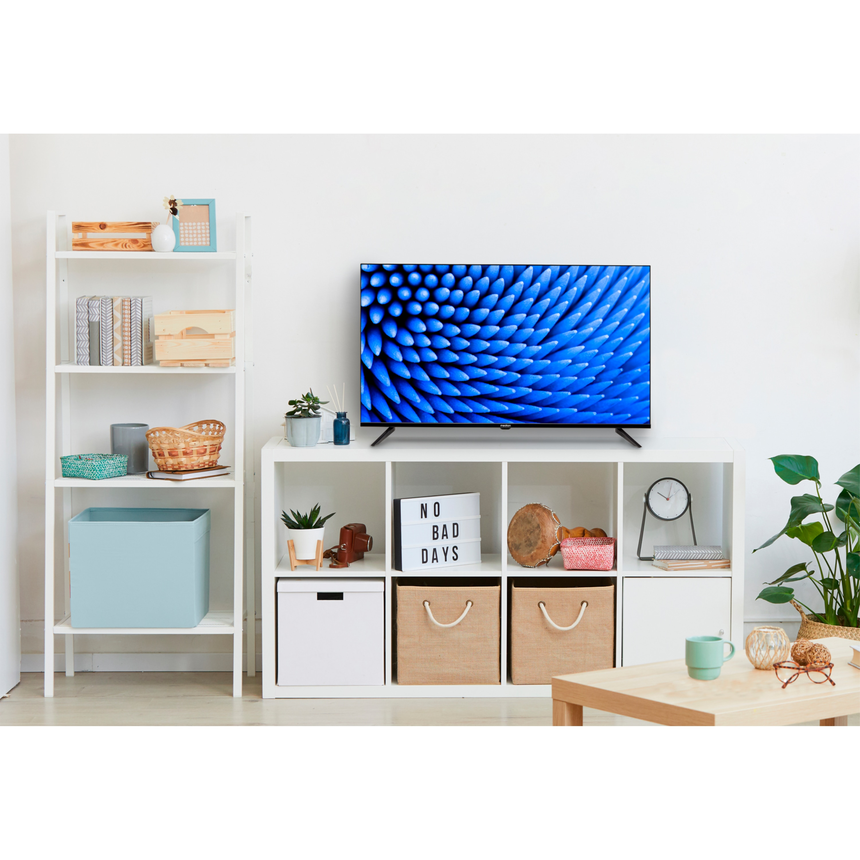 Ein Fernseher, der ein blaues abstraktes Muster auf einem weißen Regal zeigt.