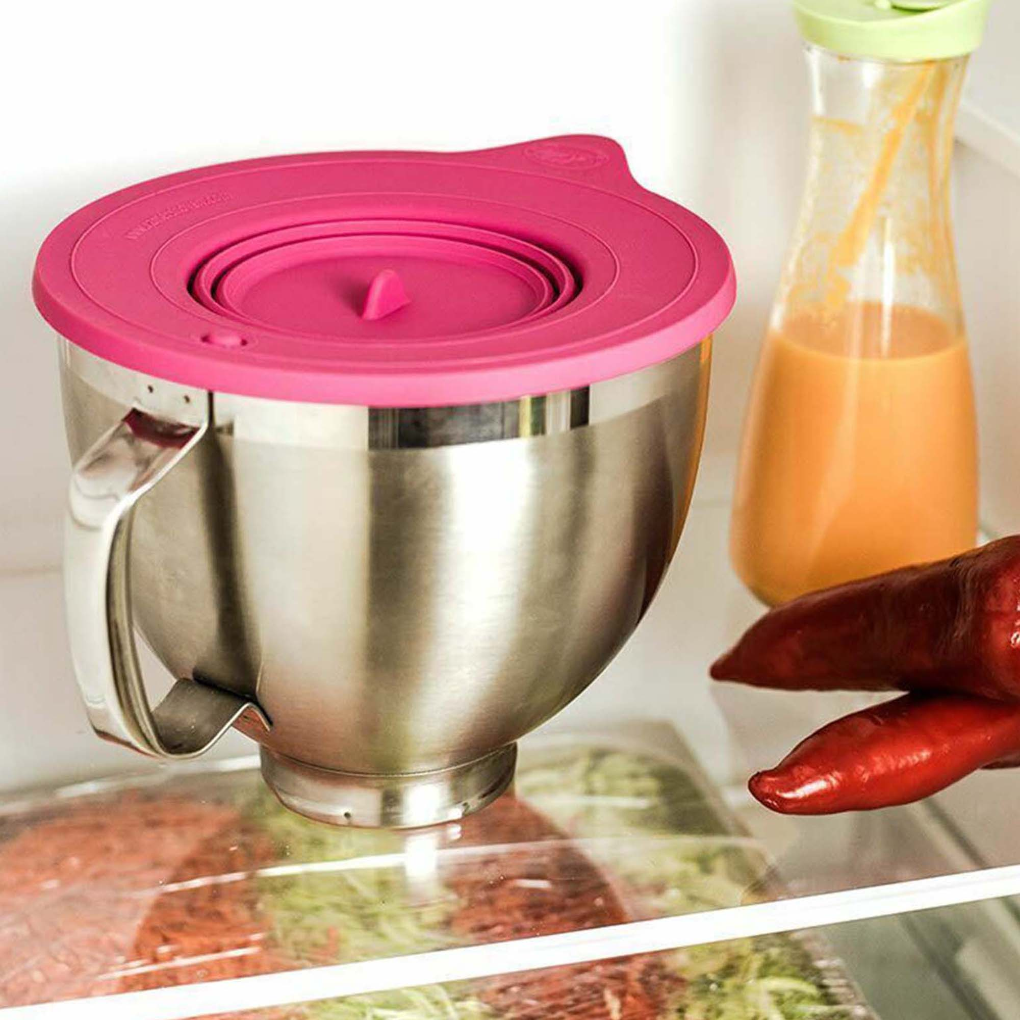 Edelstahl-Rührschüssel mit pinkem Deckel, in einem Kühlschrank mit anderen Lebensmitteln.