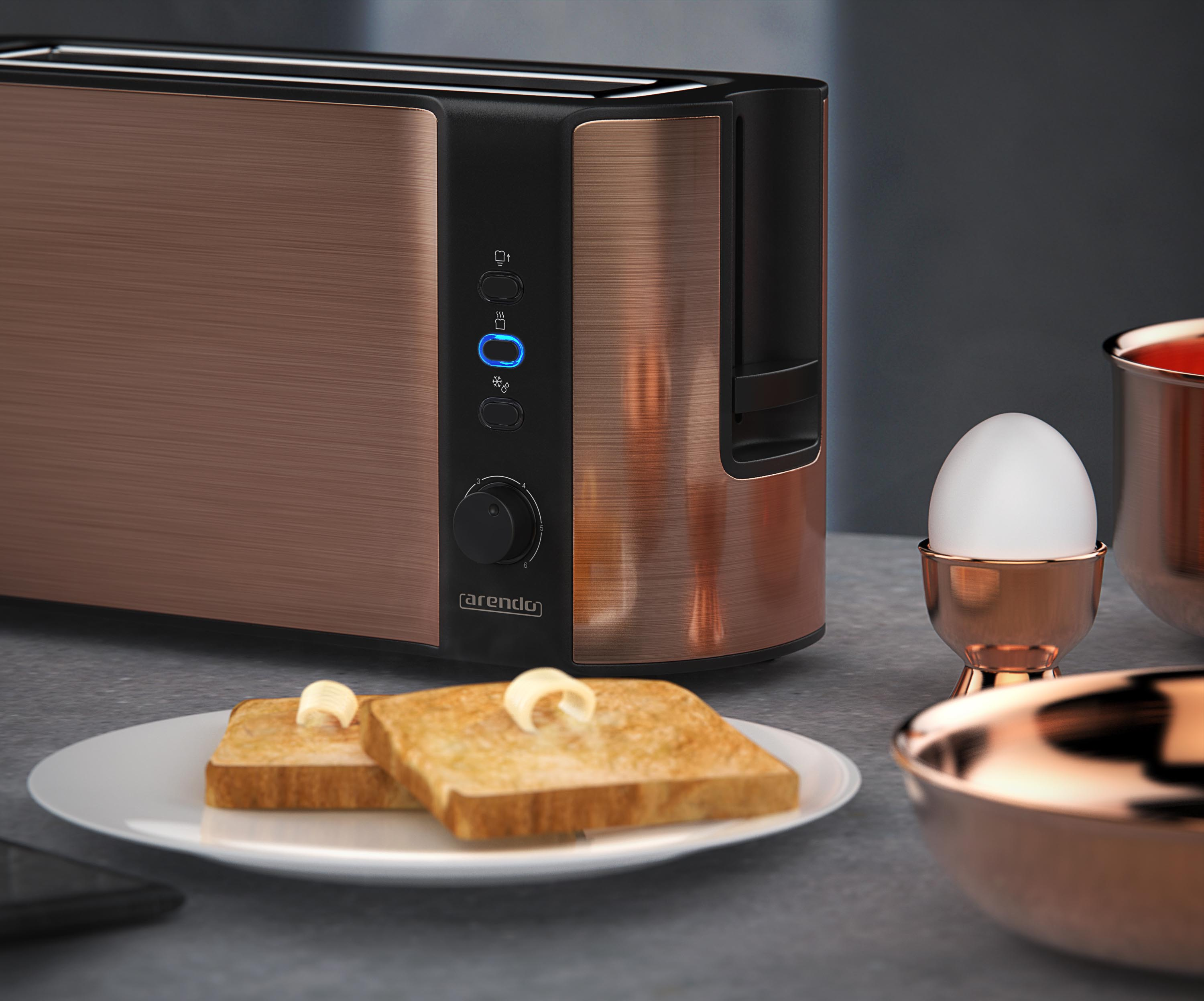 Ein kupferfarbener Toaster mit zwei Toastscheiben, einem Ei und einer grauen Arbeitsplatte.