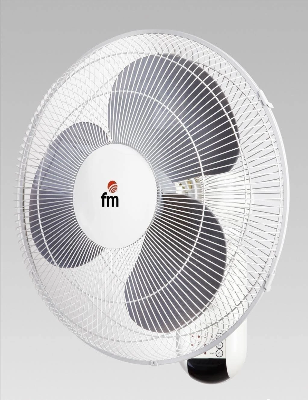 Pokazano biały wentylator ścienny z trzema łopatkami, na szarym tle. Wentylator ma logo 'fm'.