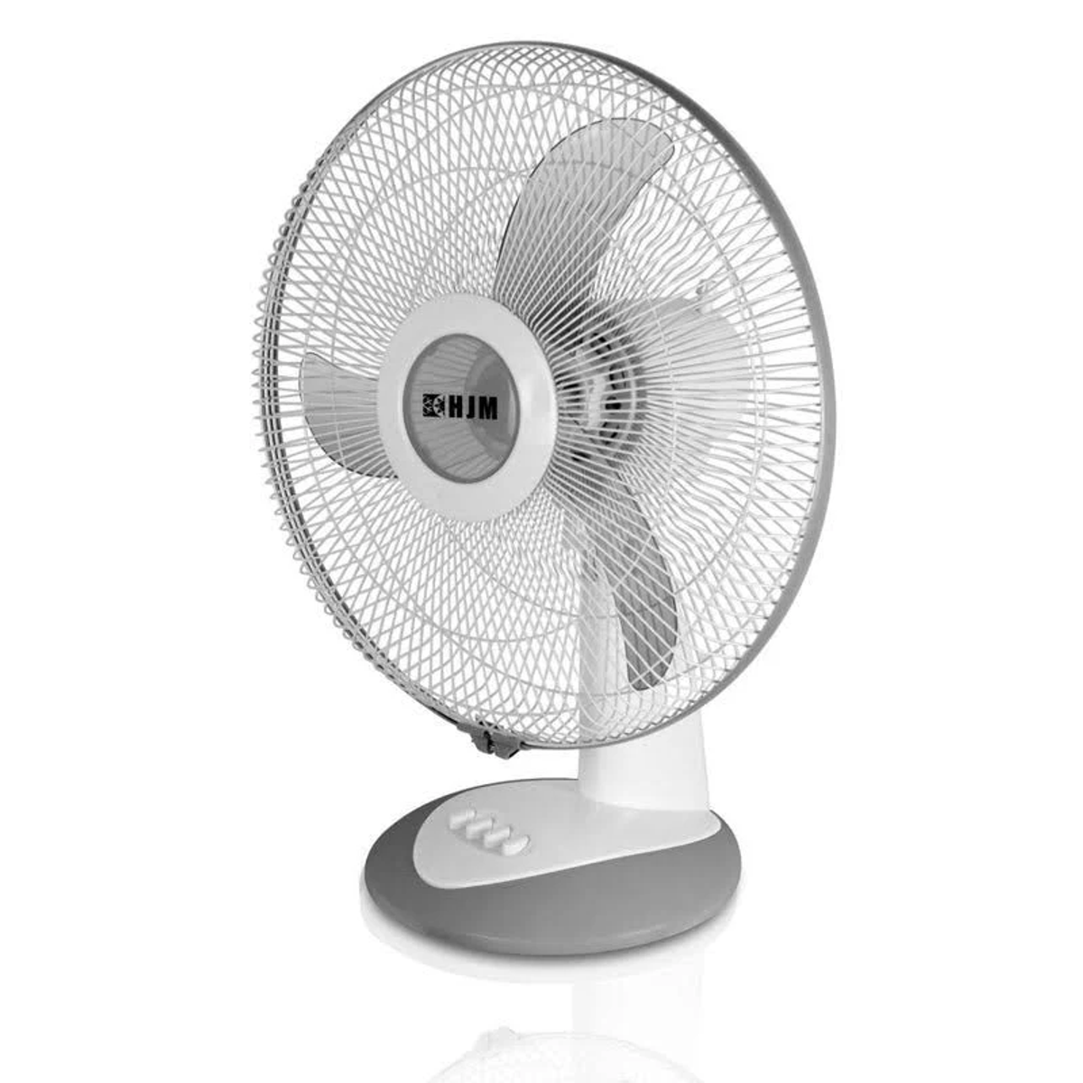 Un ventilador eléctrico blanco y gris con tres aspas, sobre un fondo blanco.