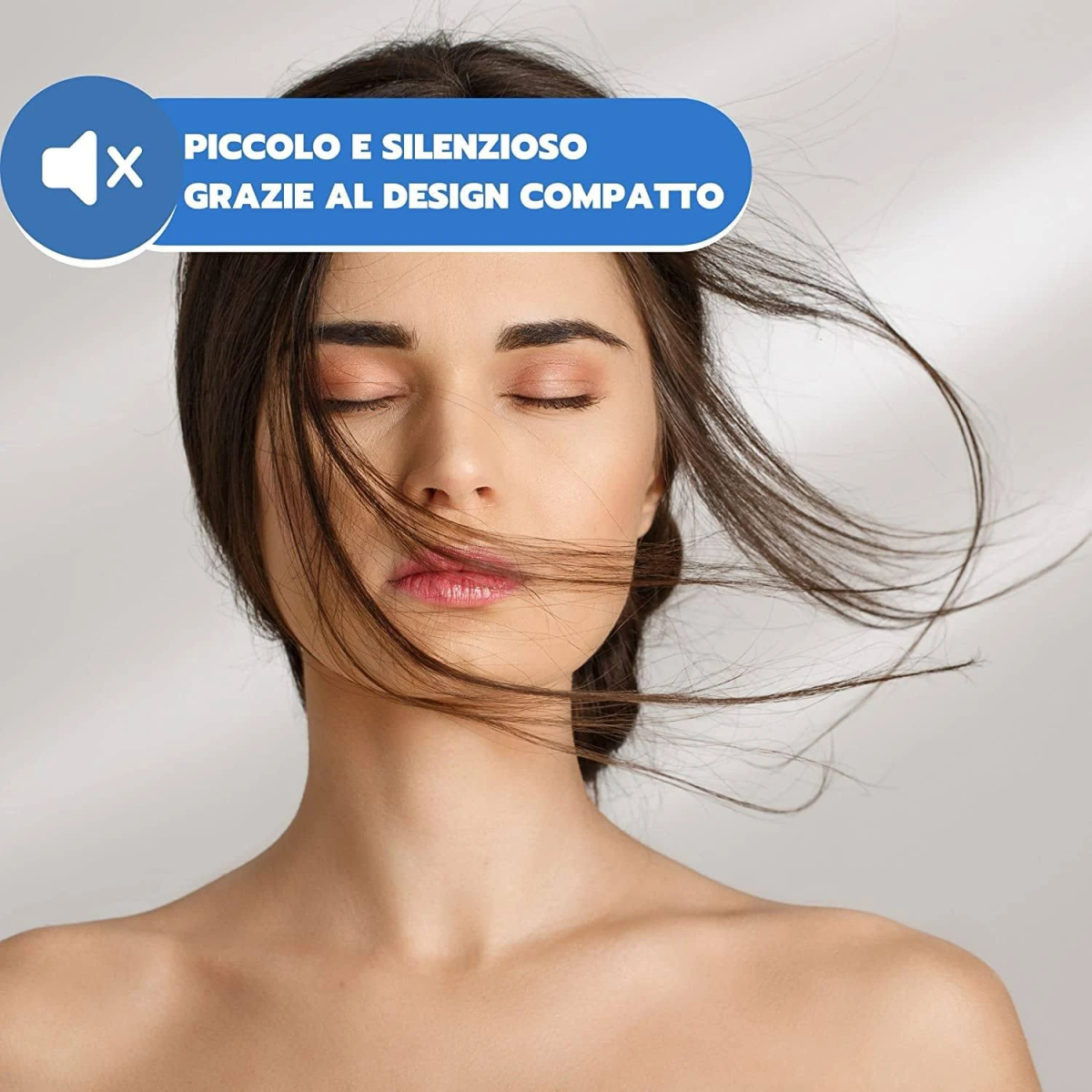 Kobieta z zamkniętymi oczami i powiewającymi włosami, z włoskim tekstem 'MAŁY I CICHI'.