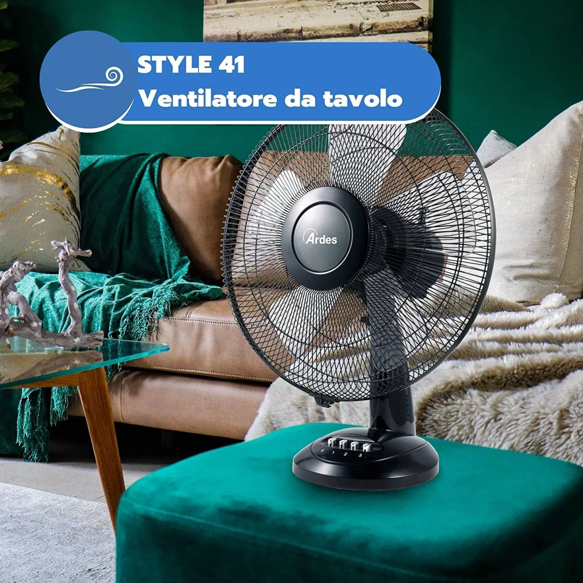 Czarny wentylator stołowy na zielonej pufie, nakładka tekstowa. Tło sofa.