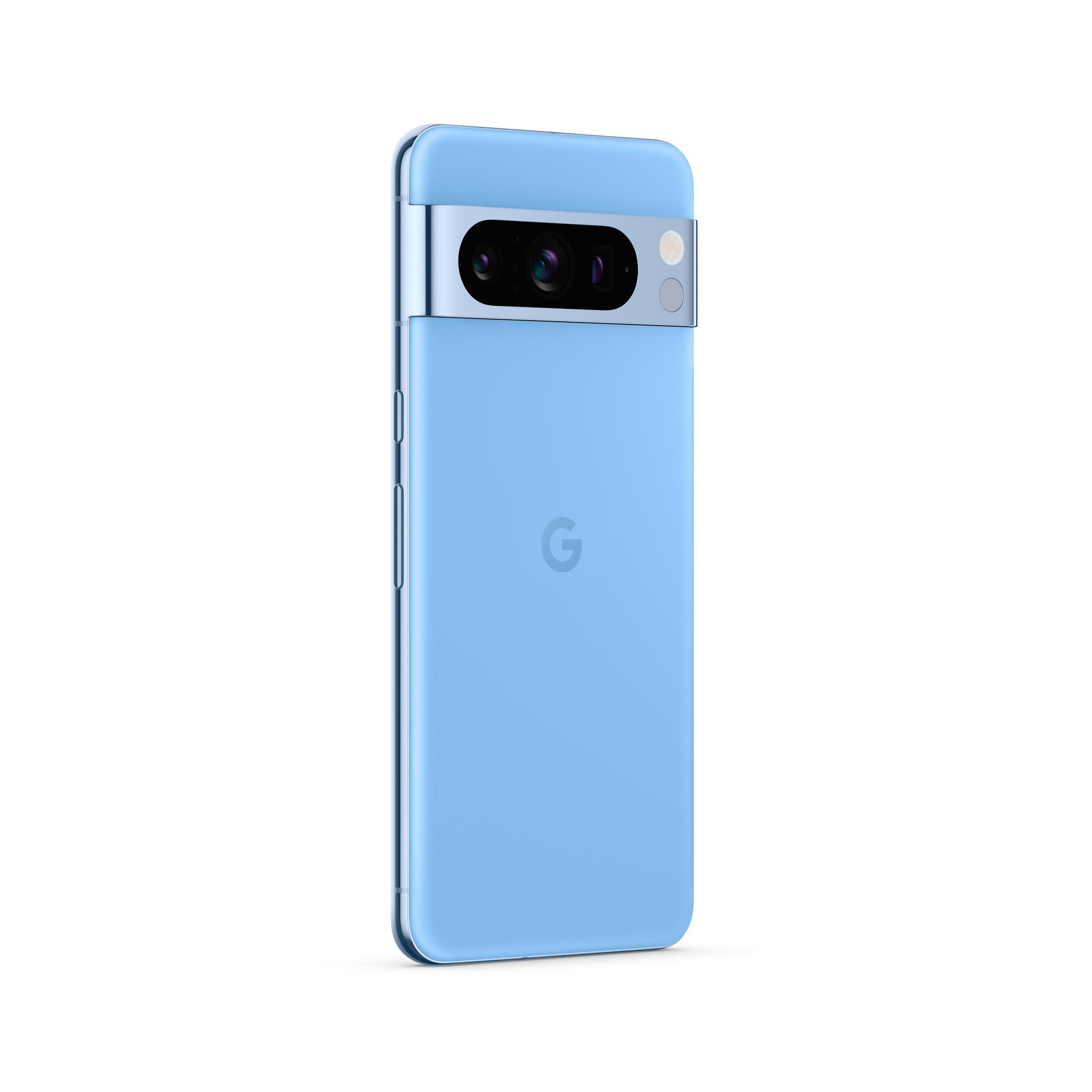 Blaues Telefon mit silberner Kameraleiste, weißer Hintergrund, Rückansicht.