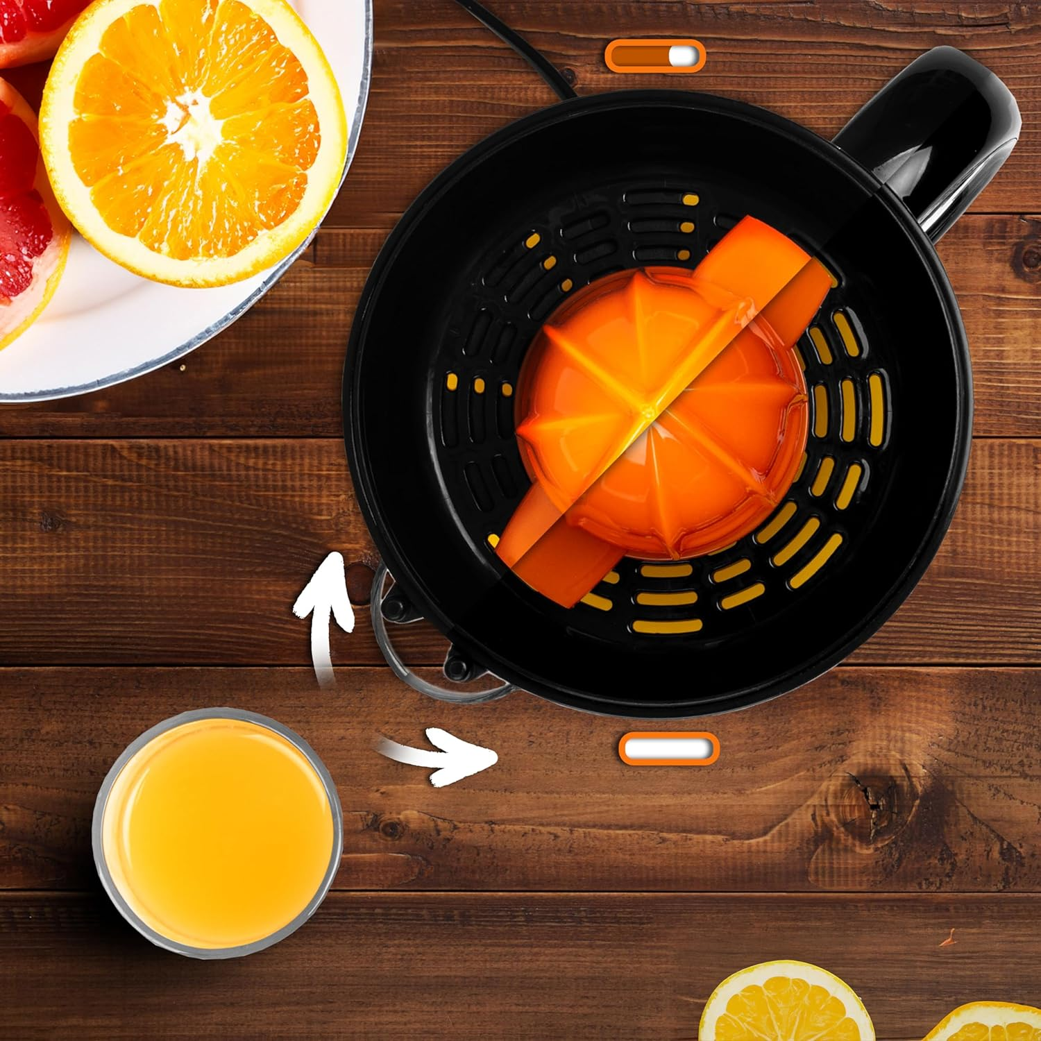 Se muestra una exprimidora con partes de naranja y un vaso de zumo. Flechas indican el flujo del zumo.