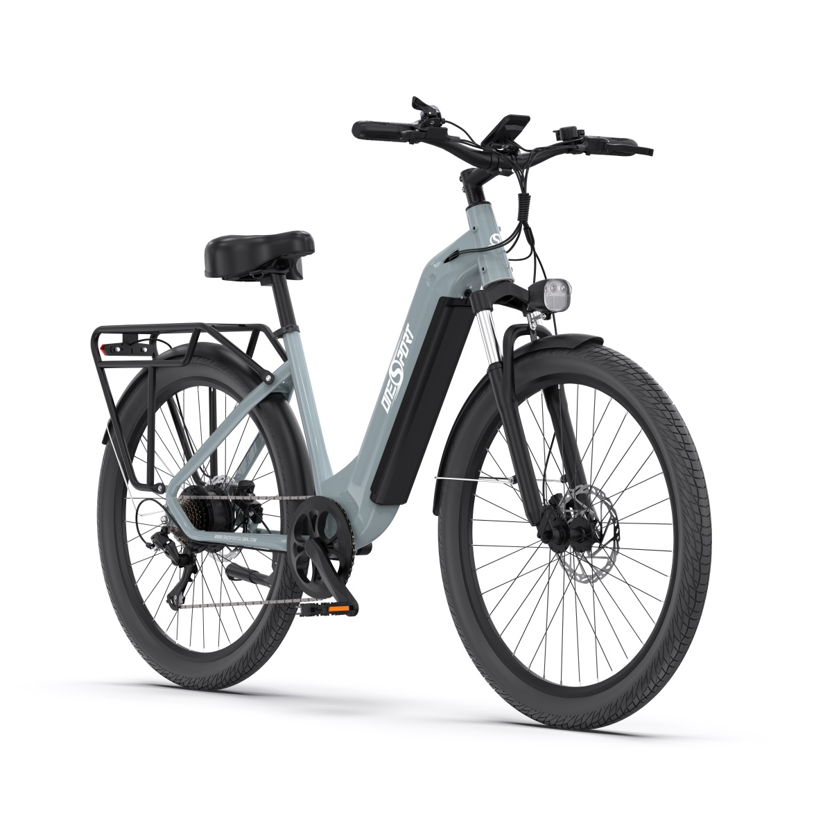 Bici elettrica grigia su sfondo bianco. La bici ha pneumatici neri e un portapacchi.