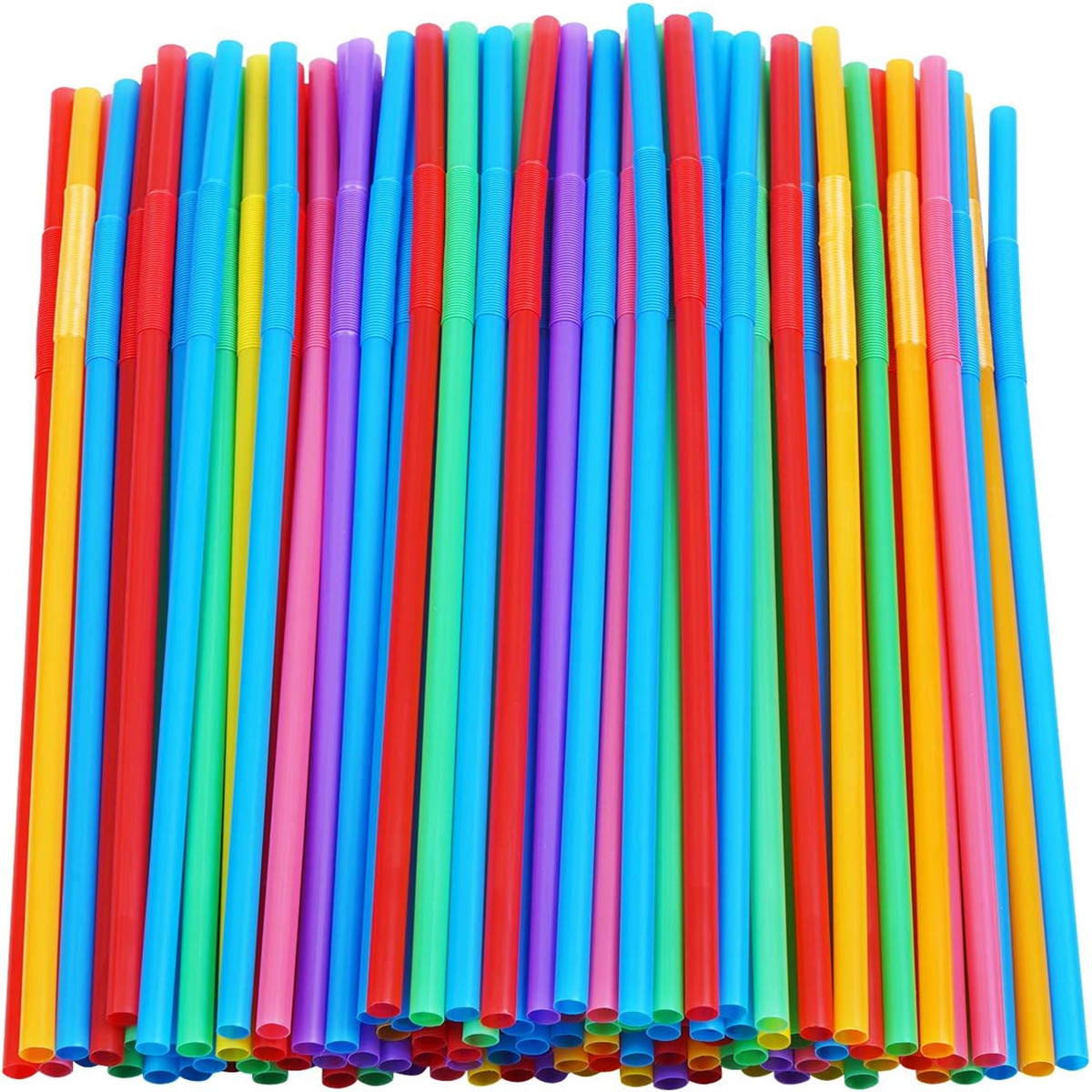 Stapel verschiedenfarbiger Plastikstrohhalme. Rote, blaue, gelbe, rosa, grüne und lila Strohhalme.