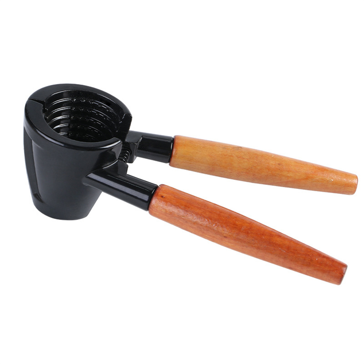 Ein schwarzer Nussknacker mit Holzgriffen. Der Nussknacker liegt auf weißem Grund.