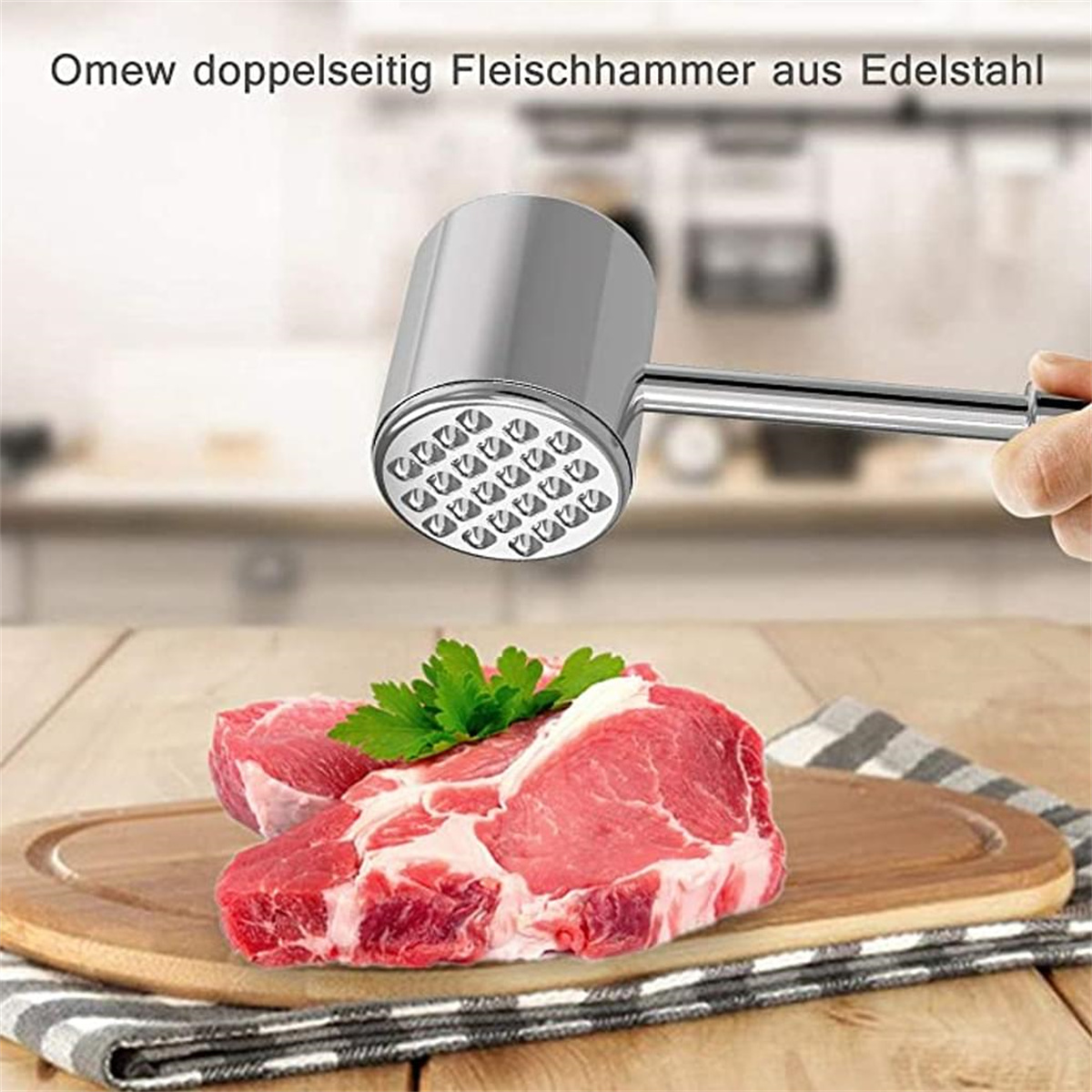 Ein Fleischklopfer aus Edelstahl über einem hölzernen Schneidebrett mit rohem Fleisch darauf. Petersilie auf dem Fleisch.