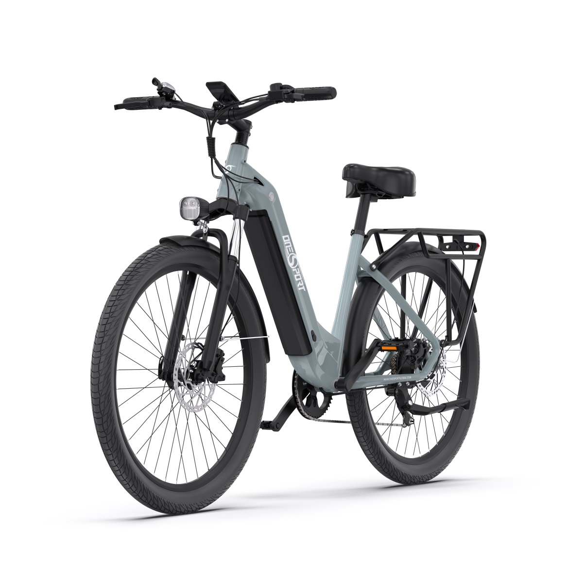 Bicicletta elettrica grigia. Caratteristiche: faro, parafanghi e portapacchi posteriore. Sfondo bianco.