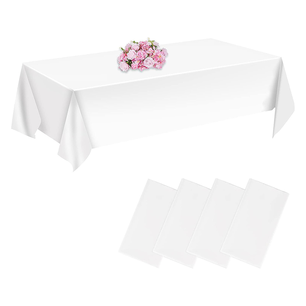 Weisse Tischdecke mit pinkfarbenem Blumengesteck und vier weissen Servietten.