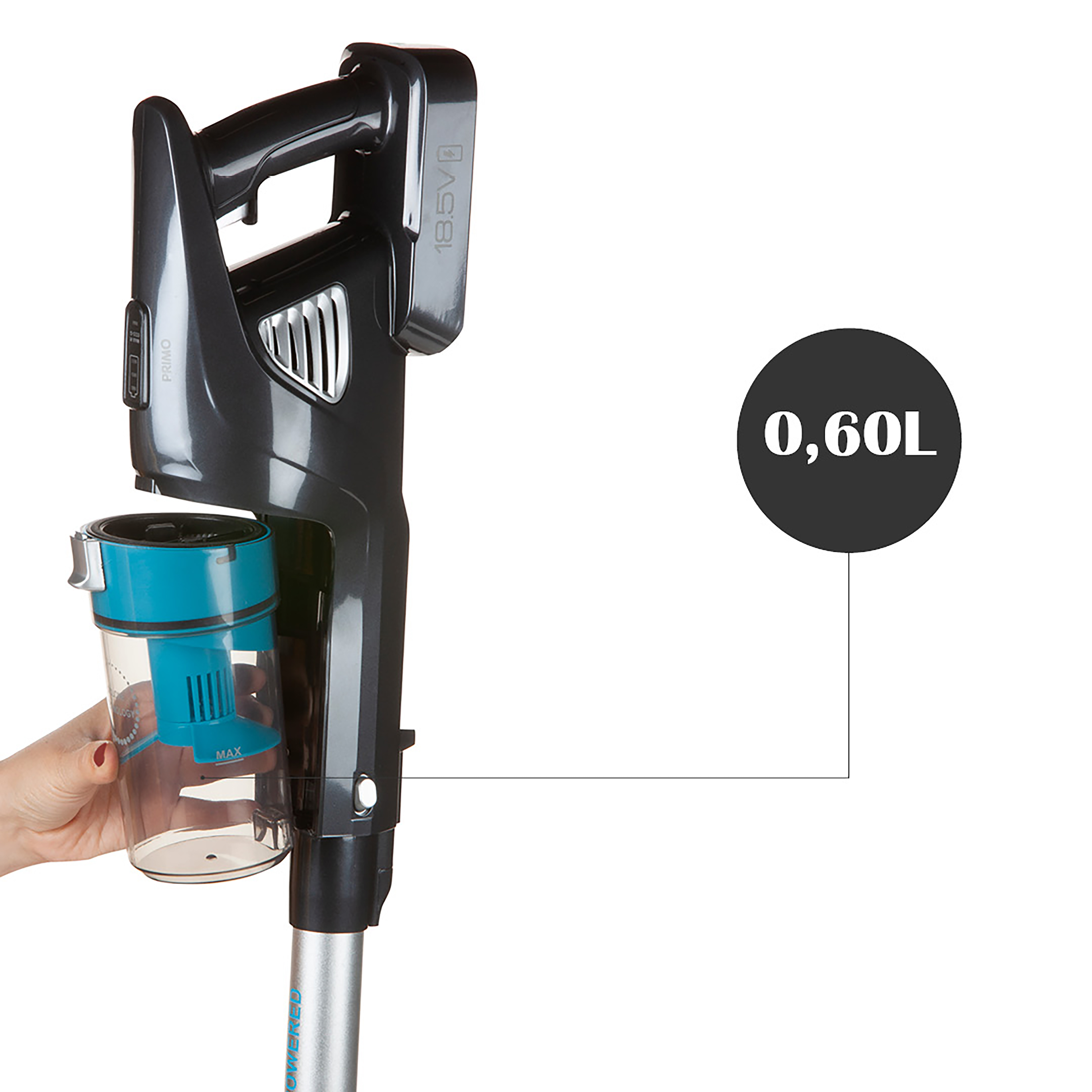 Un aspirateur sans fil avec une poignée noire. Une main tient le bac à poussière. Un cercle noir indique une capacité de 0,60L.
