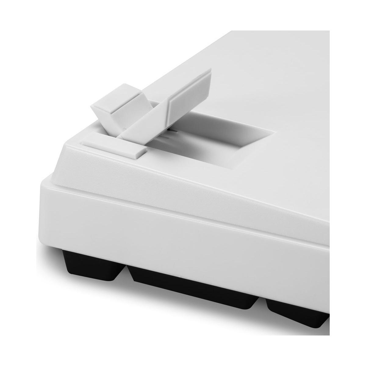 Zbliżenie białej klawiatury z czarnymi klawiszami i białą podstawą.