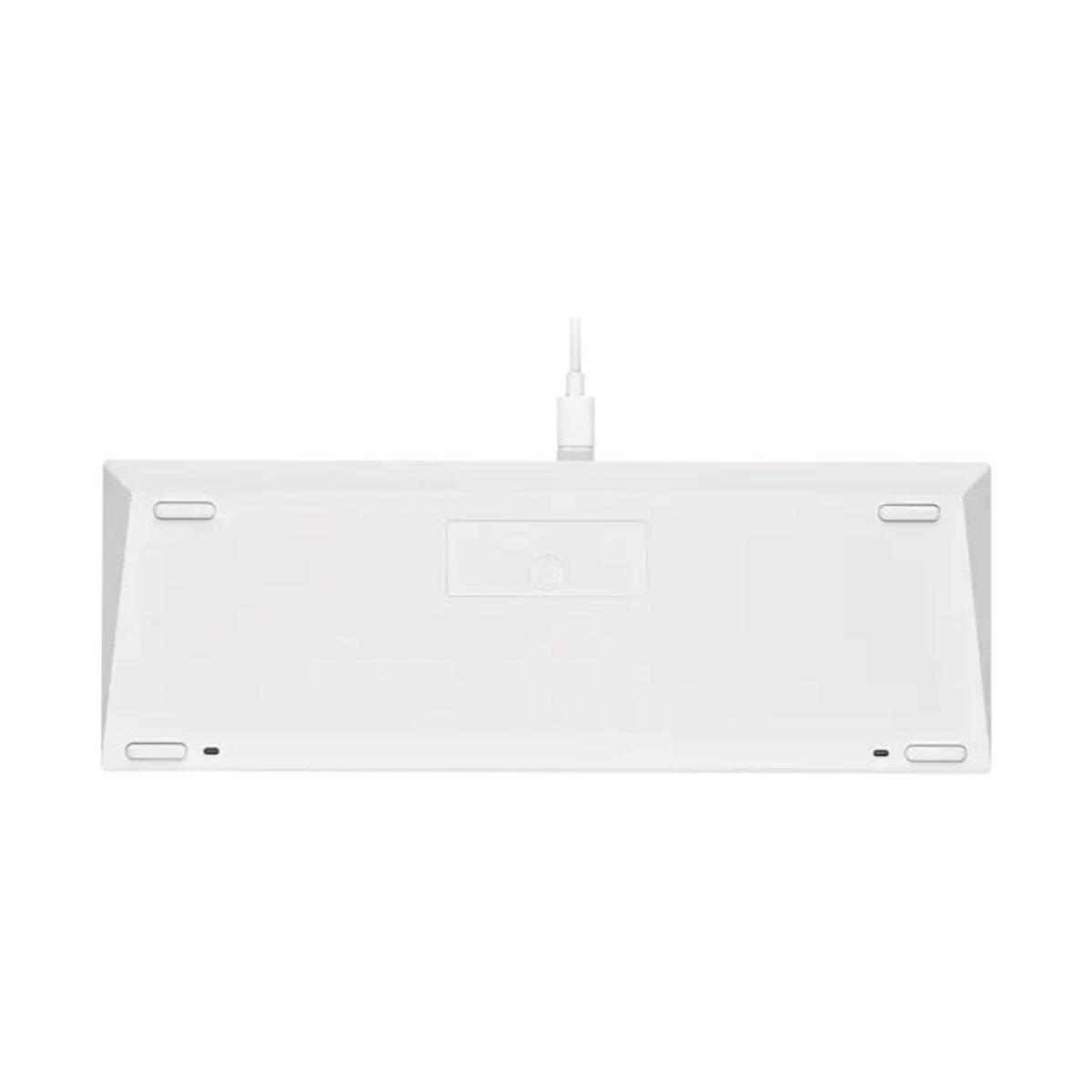 Weiße Tastatur, Unterseite. Rechteckige Form, USB-Kabel angeschlossen.