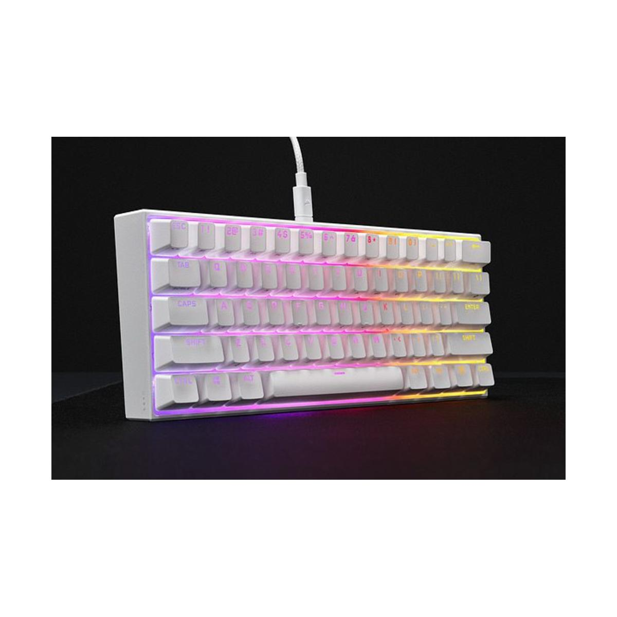 Weiße mechanische Tastatur mit RGB-Beleuchtung, USB-Kabel, auf schwarzer Oberfläche.