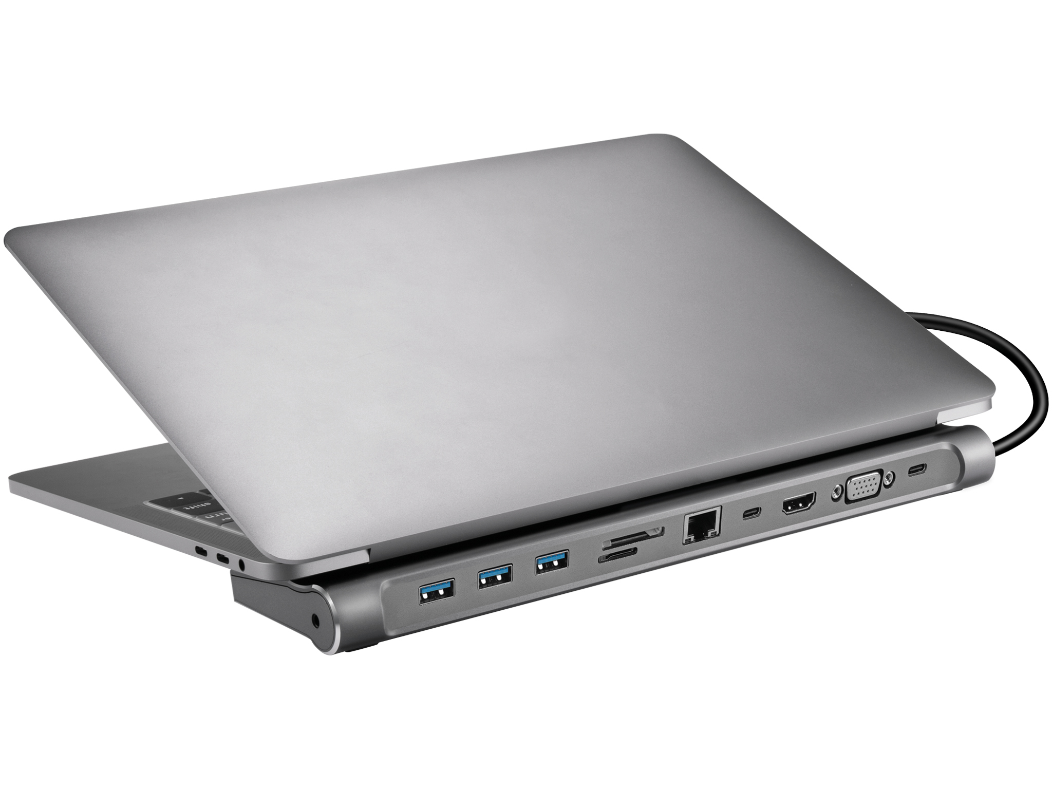 Laptop met een zilveren hub aangesloten. De hub heeft verschillende poorten zichtbaar.