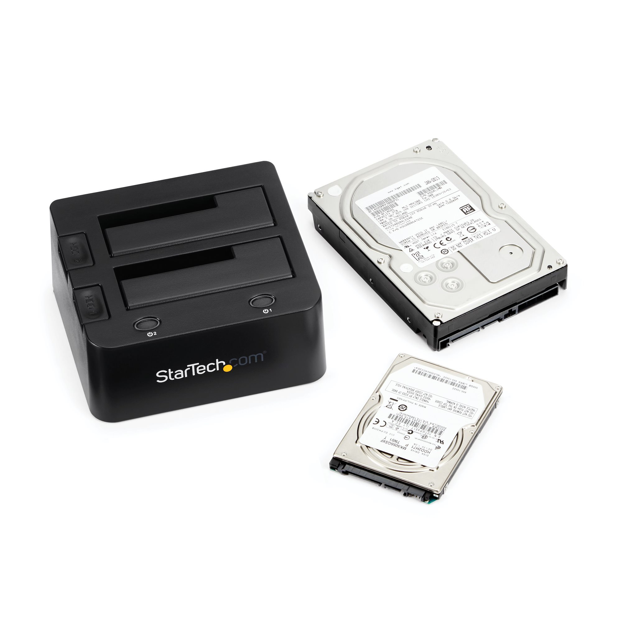 Schwarze StarTech.com Dockingstation mit zwei Festplatten und einer kleineren. Komponenten auf weißer Oberfläche.