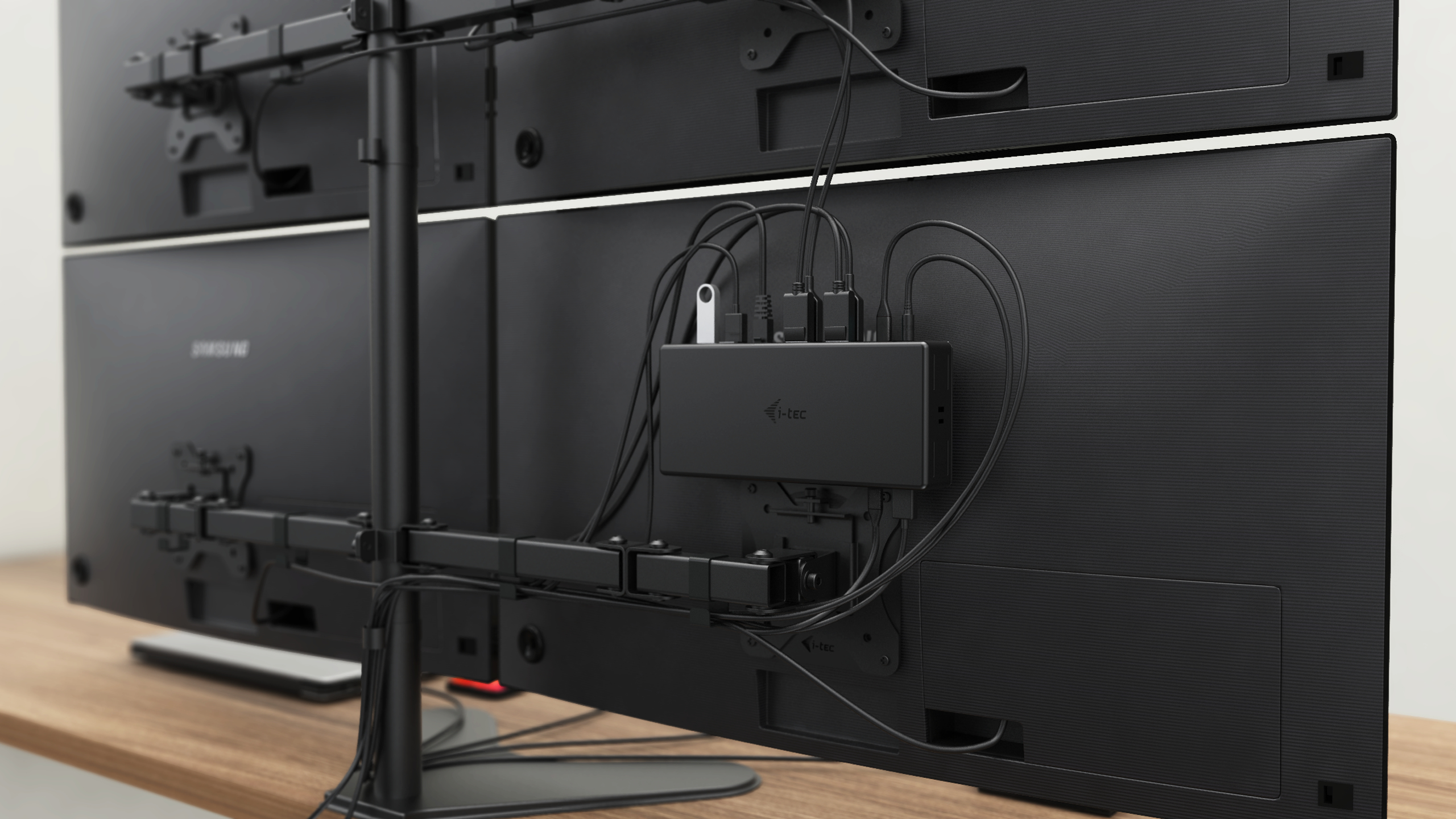 Dispositivo nero collegato a monitor, con cavi e un'unità USB.