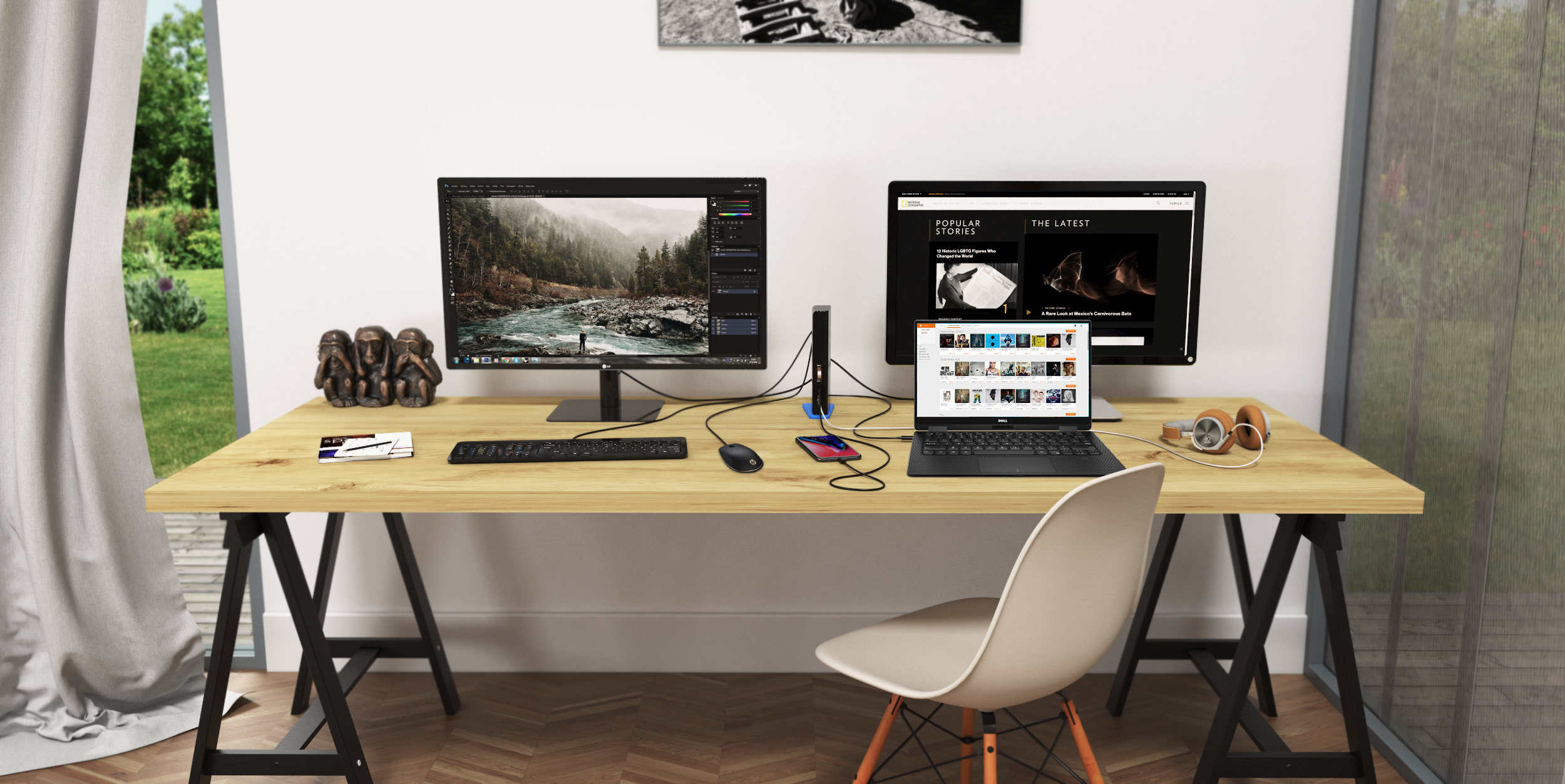 Ein gut beleuchtetes Heimbüro mit zwei Monitoren, einem Laptop und Büromaterialien auf einem Holztisch.