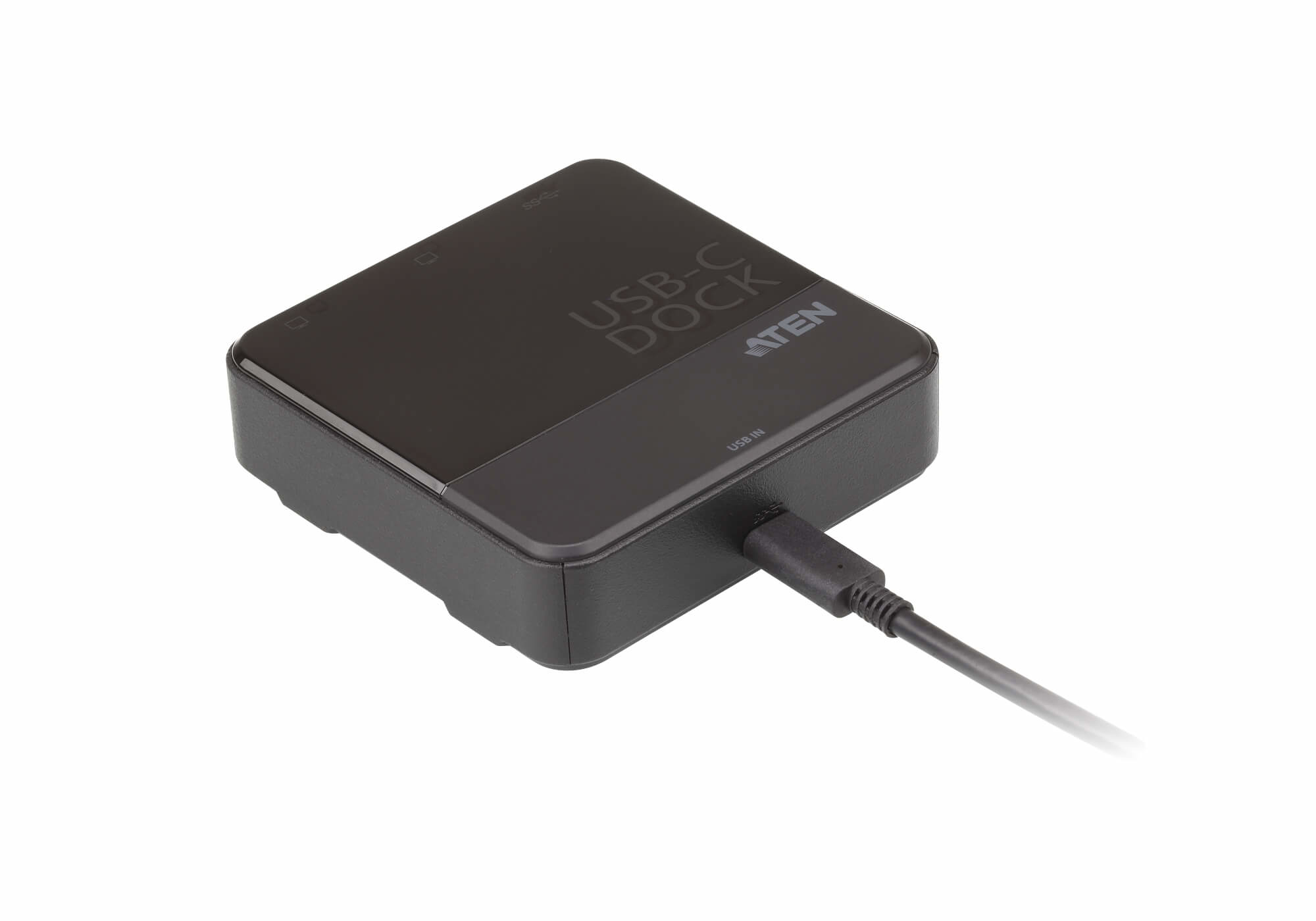 Ein schwarzes USB-C-Dock mit eingestecktem Kabel auf weißem Untergrund. Das Dock hat den Text USB-C DOCK.