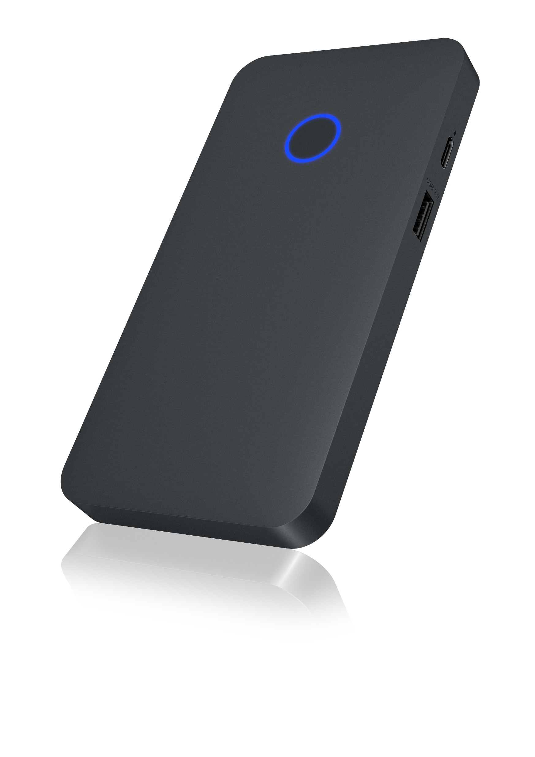Schwarze Powerbank mit blauem Lichtindikator. Sie ist auf weißem Hintergrund abgewinkelt.