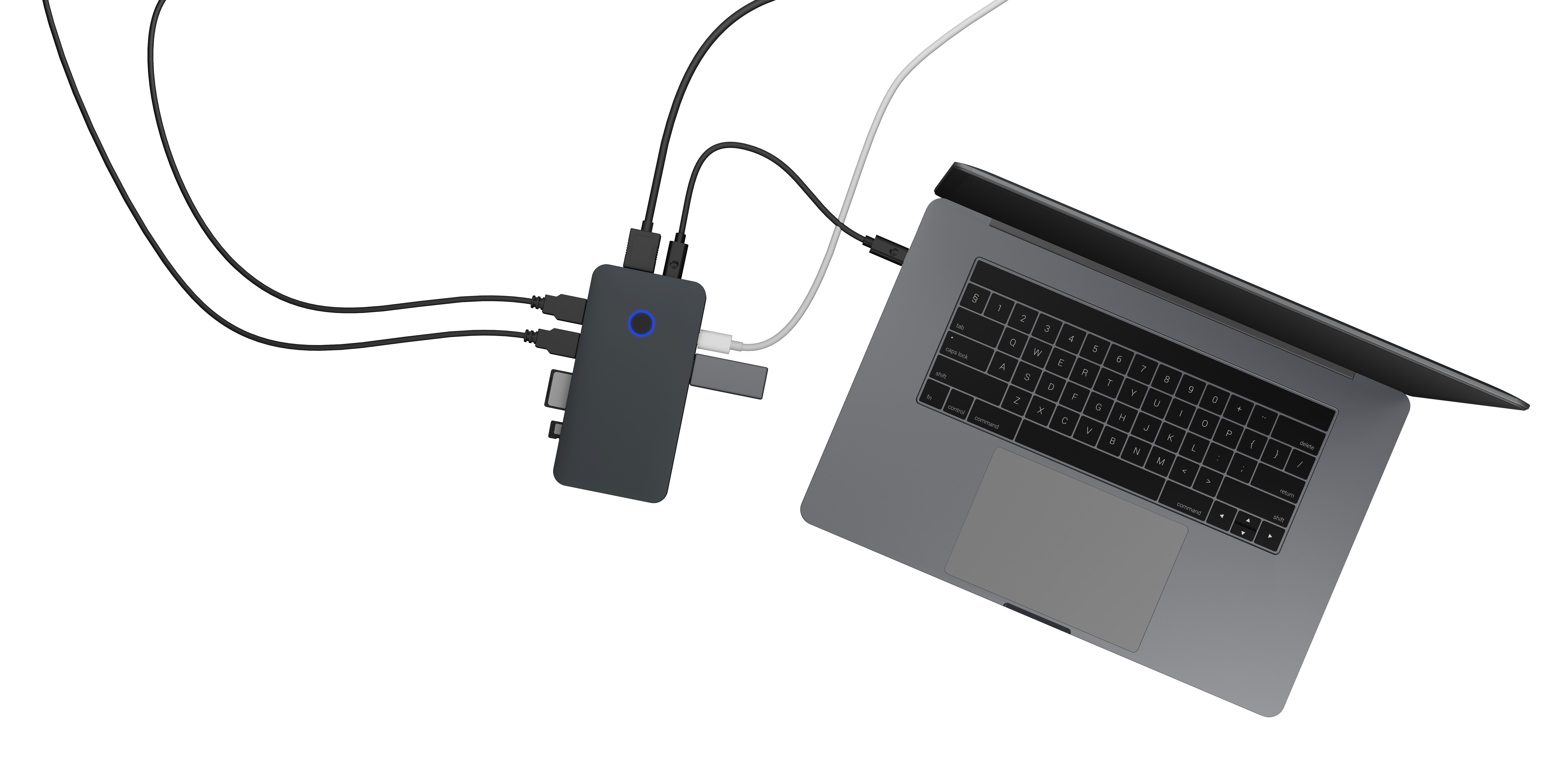 Ein Laptop, der mit einem Hub mit verschiedenen Anschlüssen und Kabeln verbunden ist. Weißer Hintergrund.