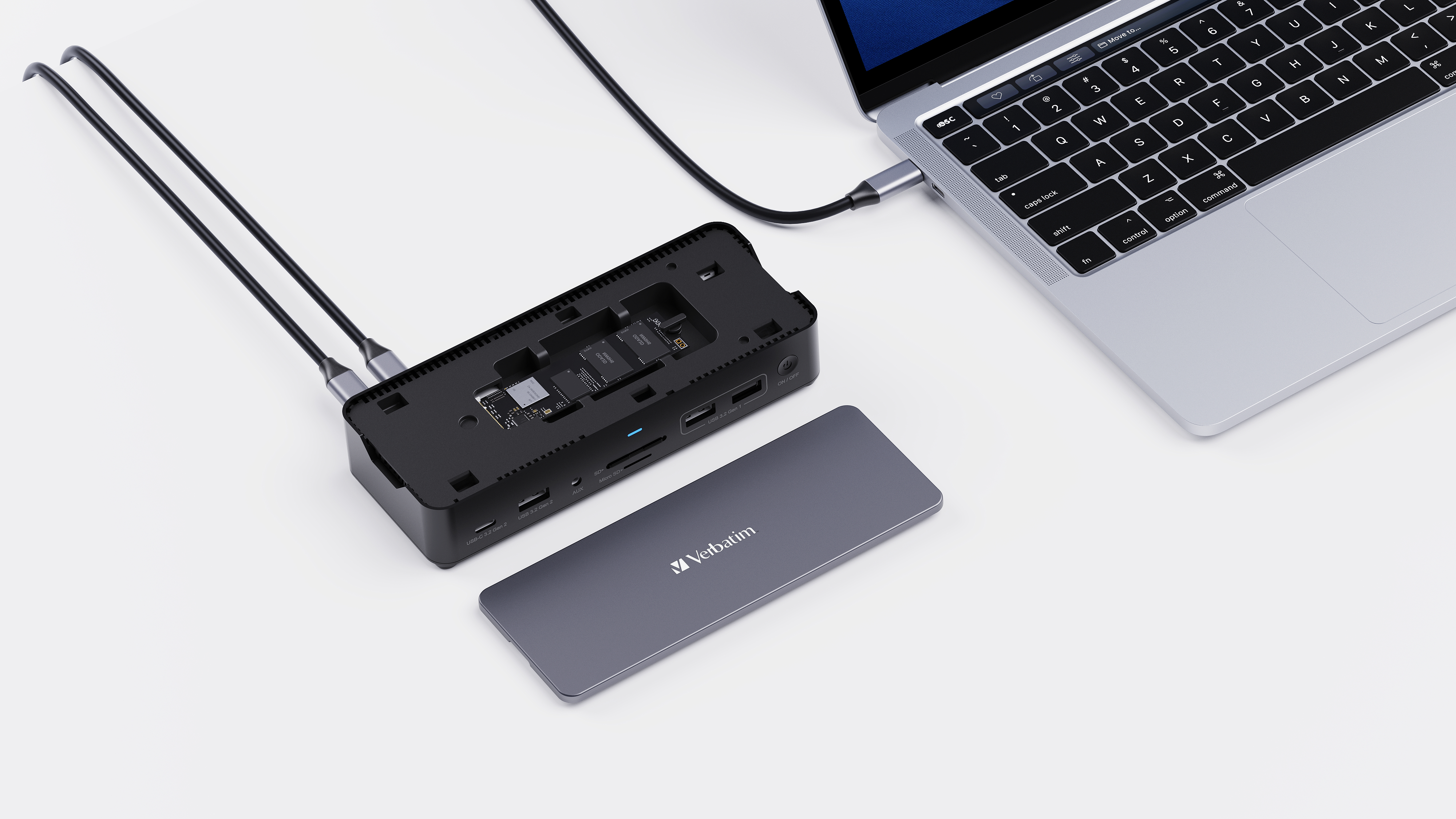 Schwarze Dockingstation mit Anschlüssen und einem daran angeschlossenen Laptop.