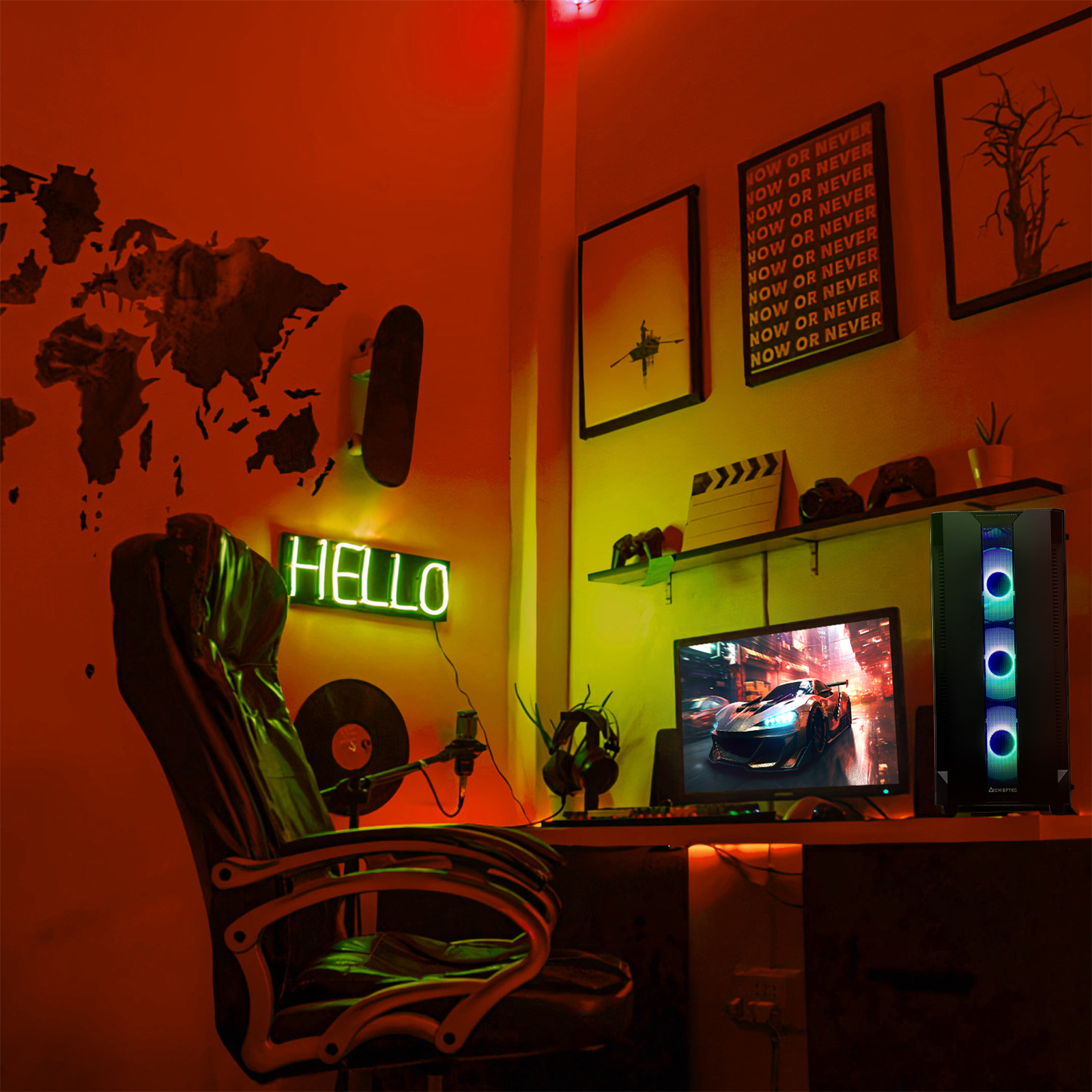 Gaming-Setup in einem orangefarbenen Raum. PC, Monitor und Stuhl sind sichtbar. Neon-Schild sagt "HELLO".