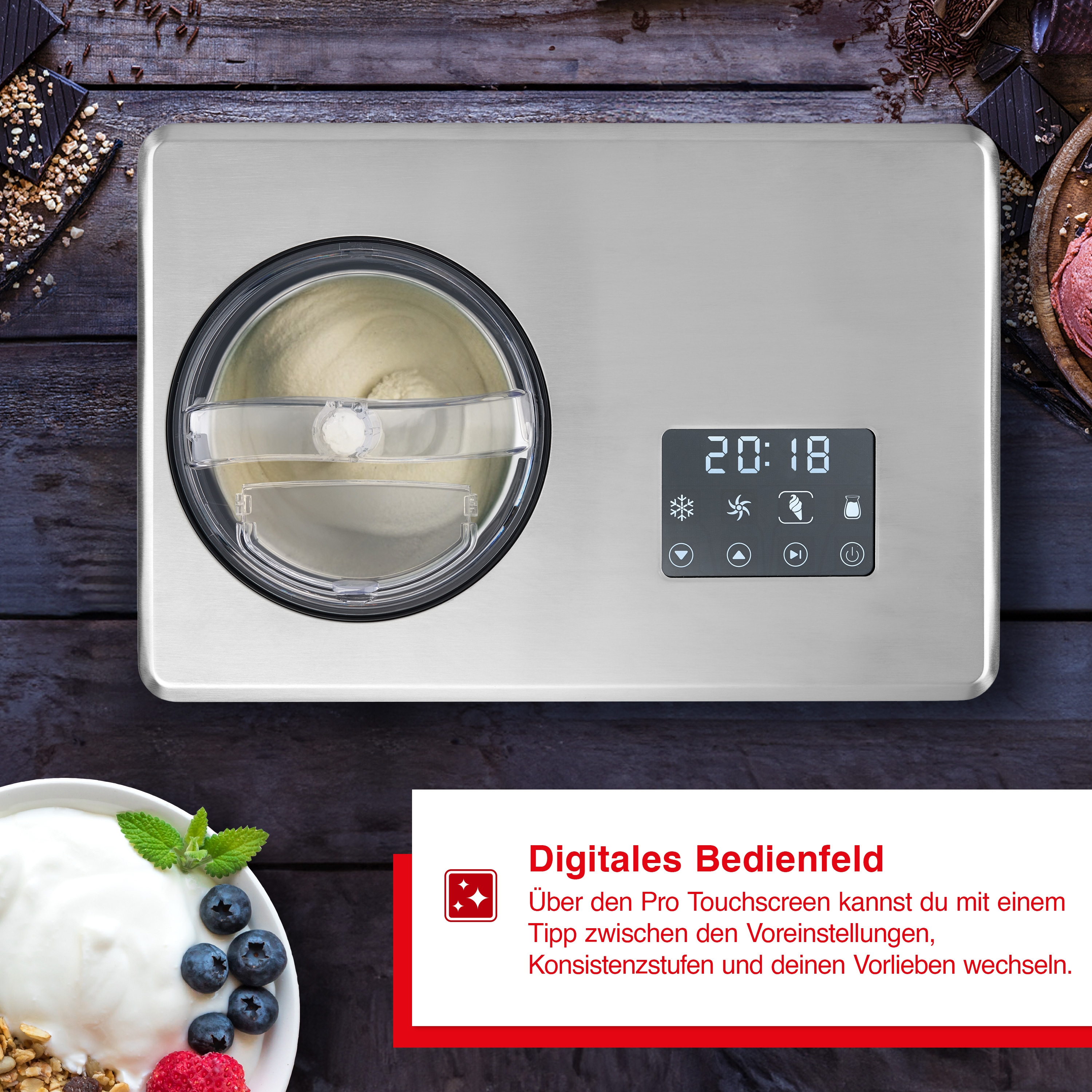 Eine Eismaschine mit digitaler Anzeige. Eine Schüssel Eiscreme und Beeren sind in der Nähe.
