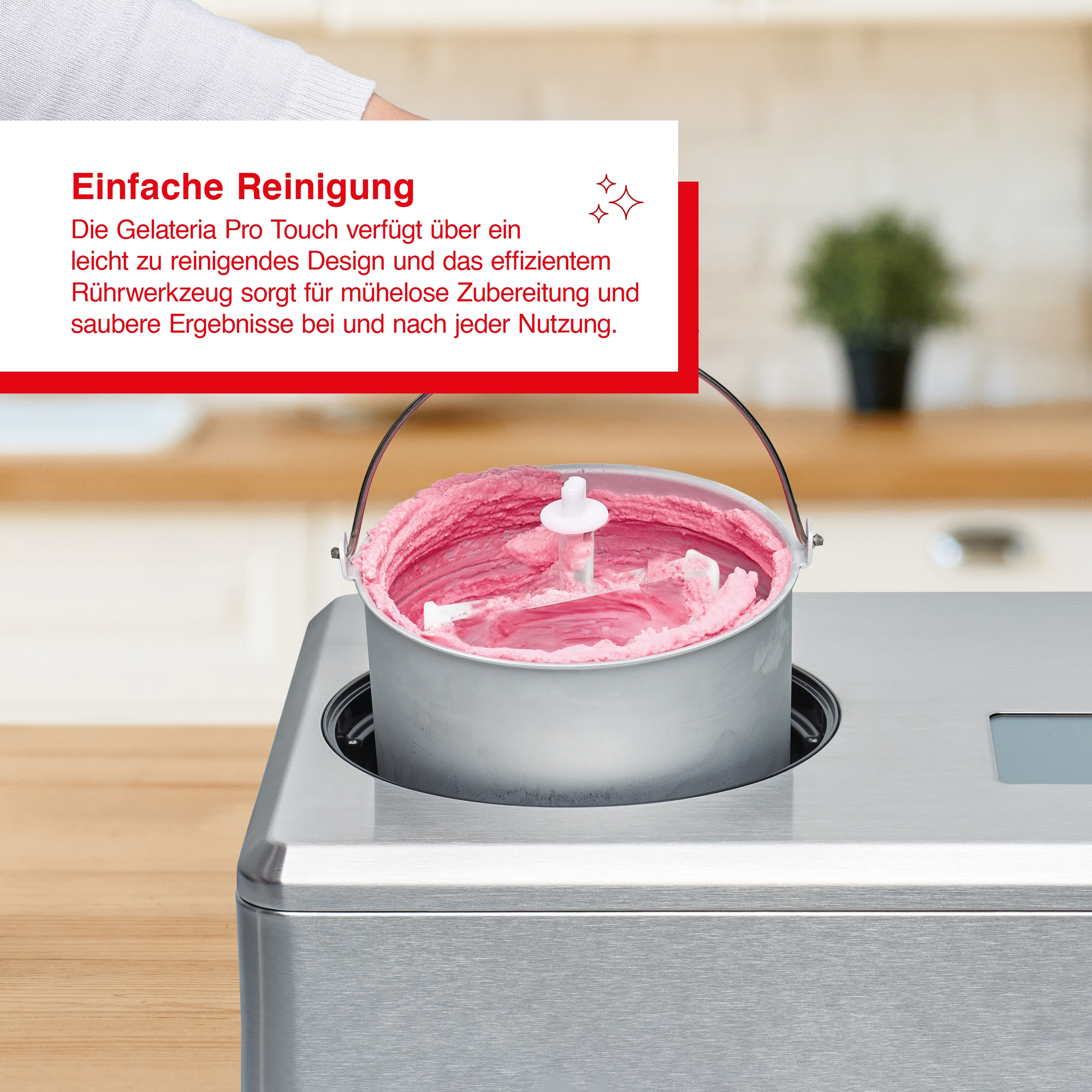 Eine Maschine mit rosa Eis darin. Die Maschine steht auf einer Edelstahloberfläche.