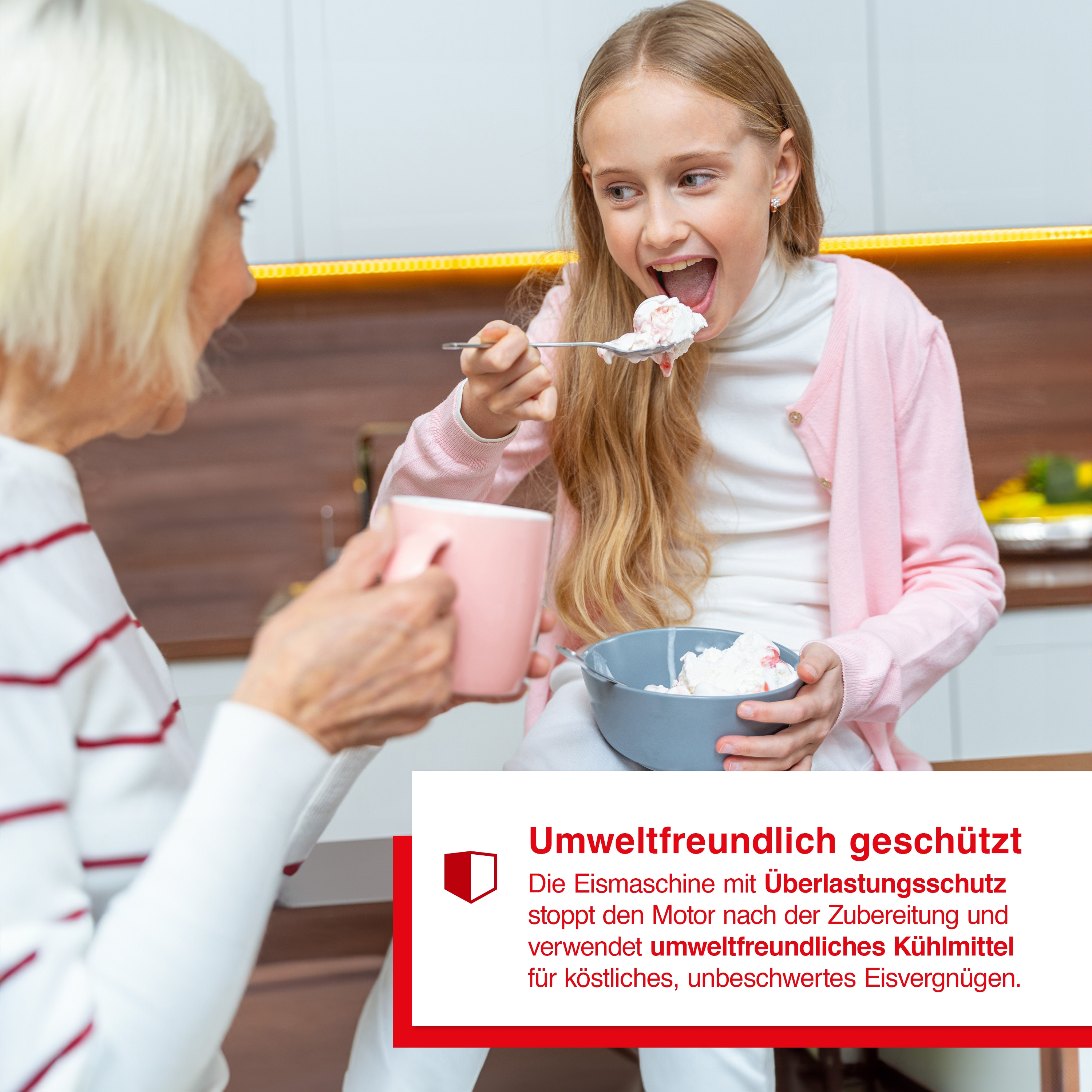 Ein Mädchen isst Eis aus einer Schüssel, eine ältere Frau hält eine Tasse. Text überlagert.