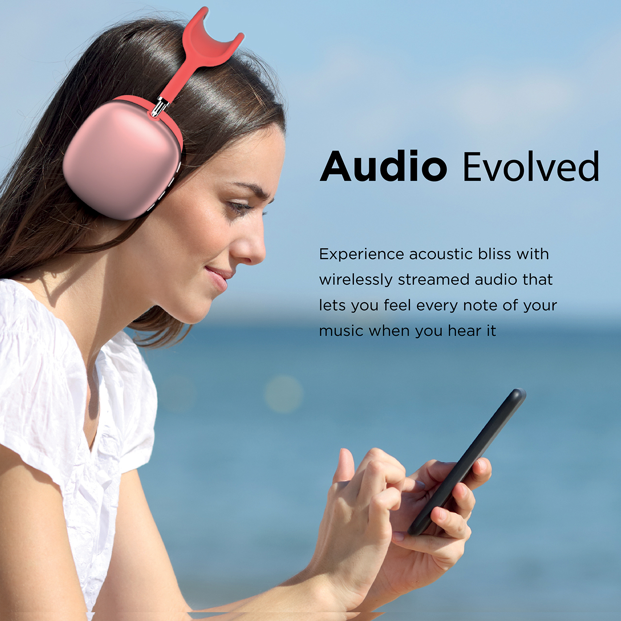 Mujer usando un smartphone, con auriculares rosas. El fondo es un océano azul.