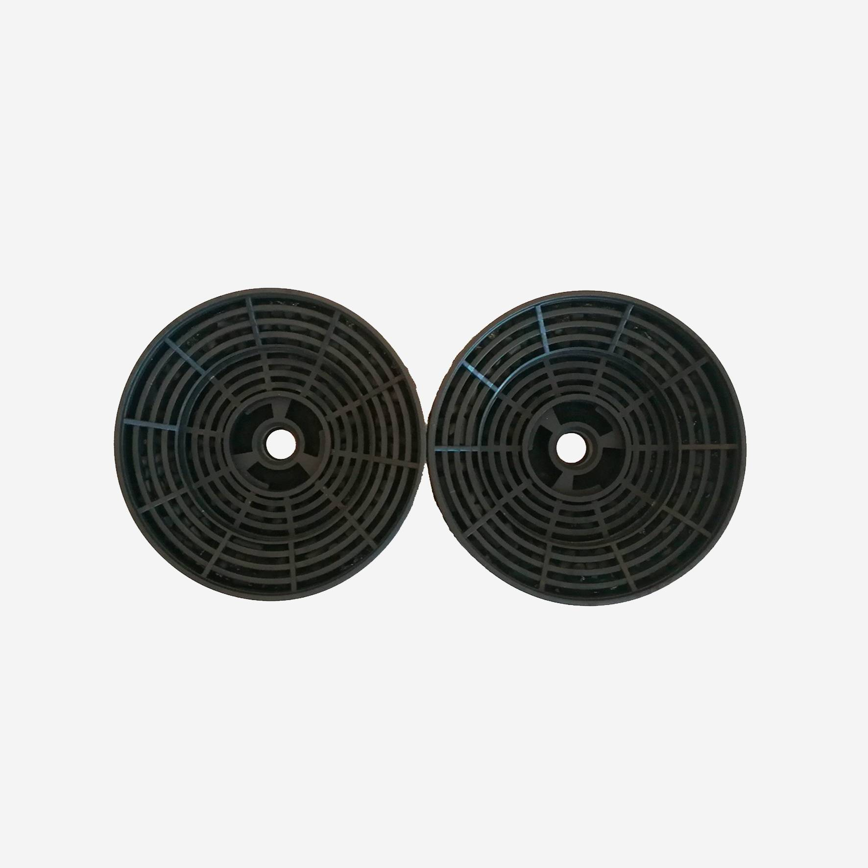 Dos filtros de carbón vegetal circulares negros. Tienen un agujero central y un patrón de rejilla radial.