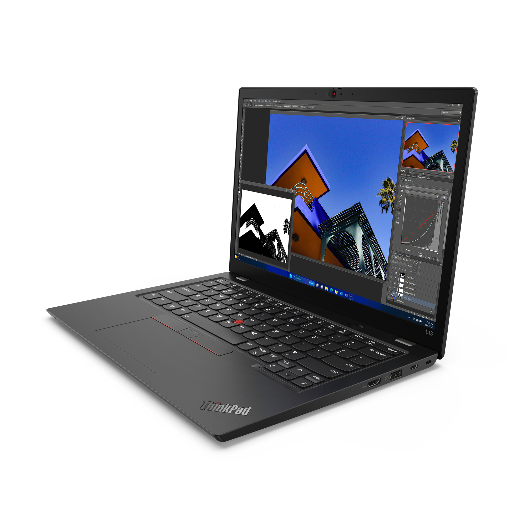 Un laptop ThinkPad nero visualizza immagini sullo schermo. Il laptop si trova su una superficie bianca.