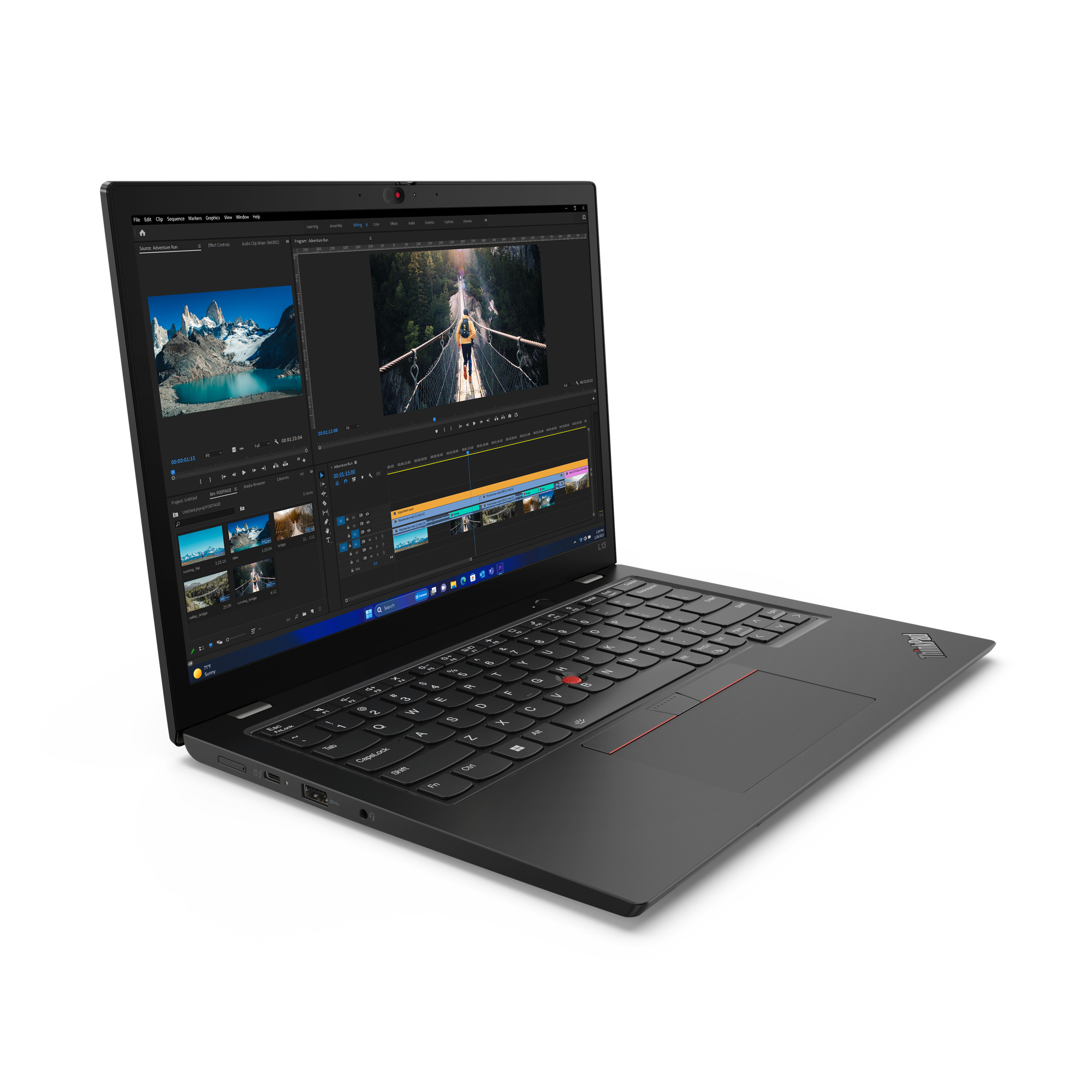 Un laptop nero con un display che mostra un'interfaccia di video editing, su sfondo bianco.