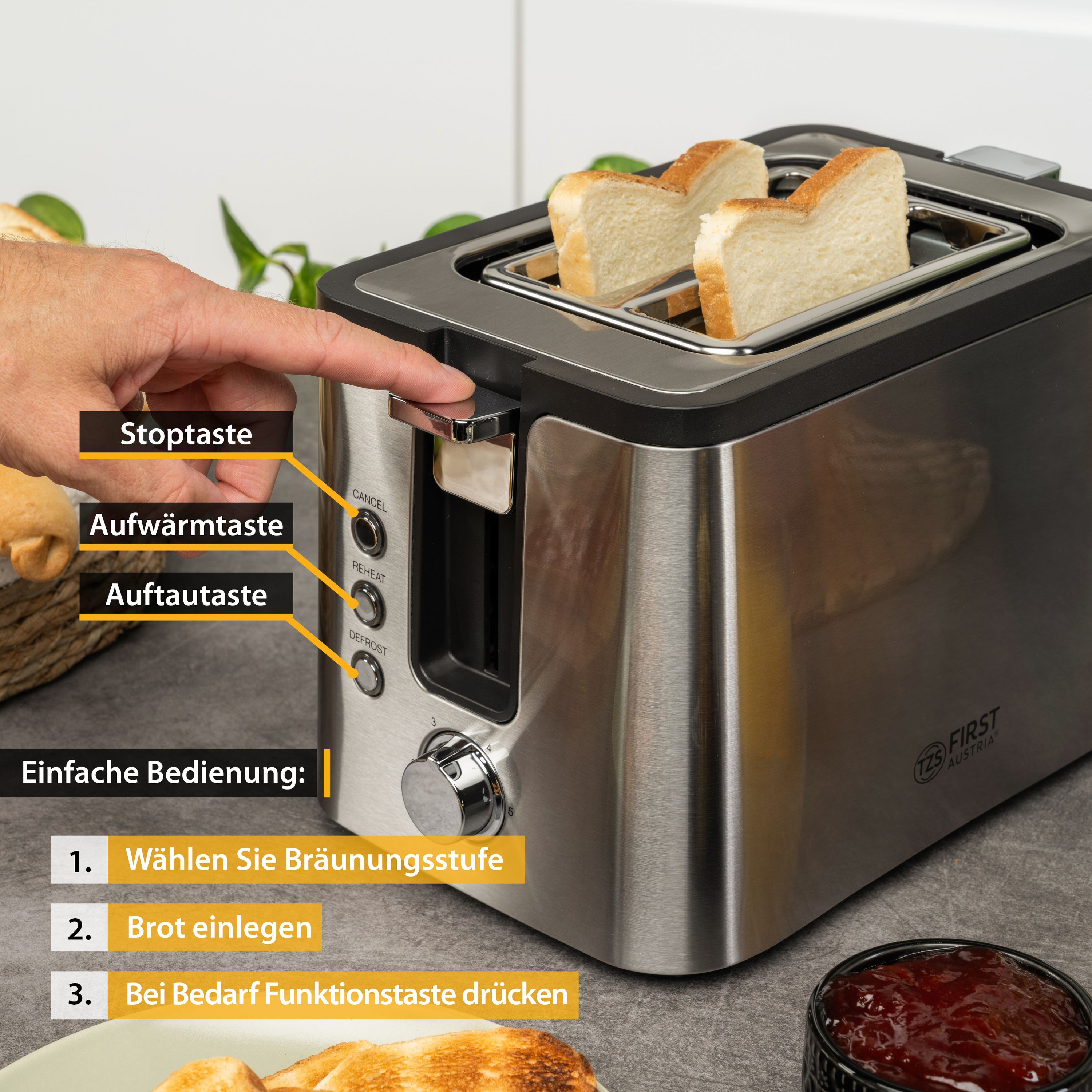 Silber-schwarzer Toaster mit Brot darin. Eine Hand drückt einen Knopf.