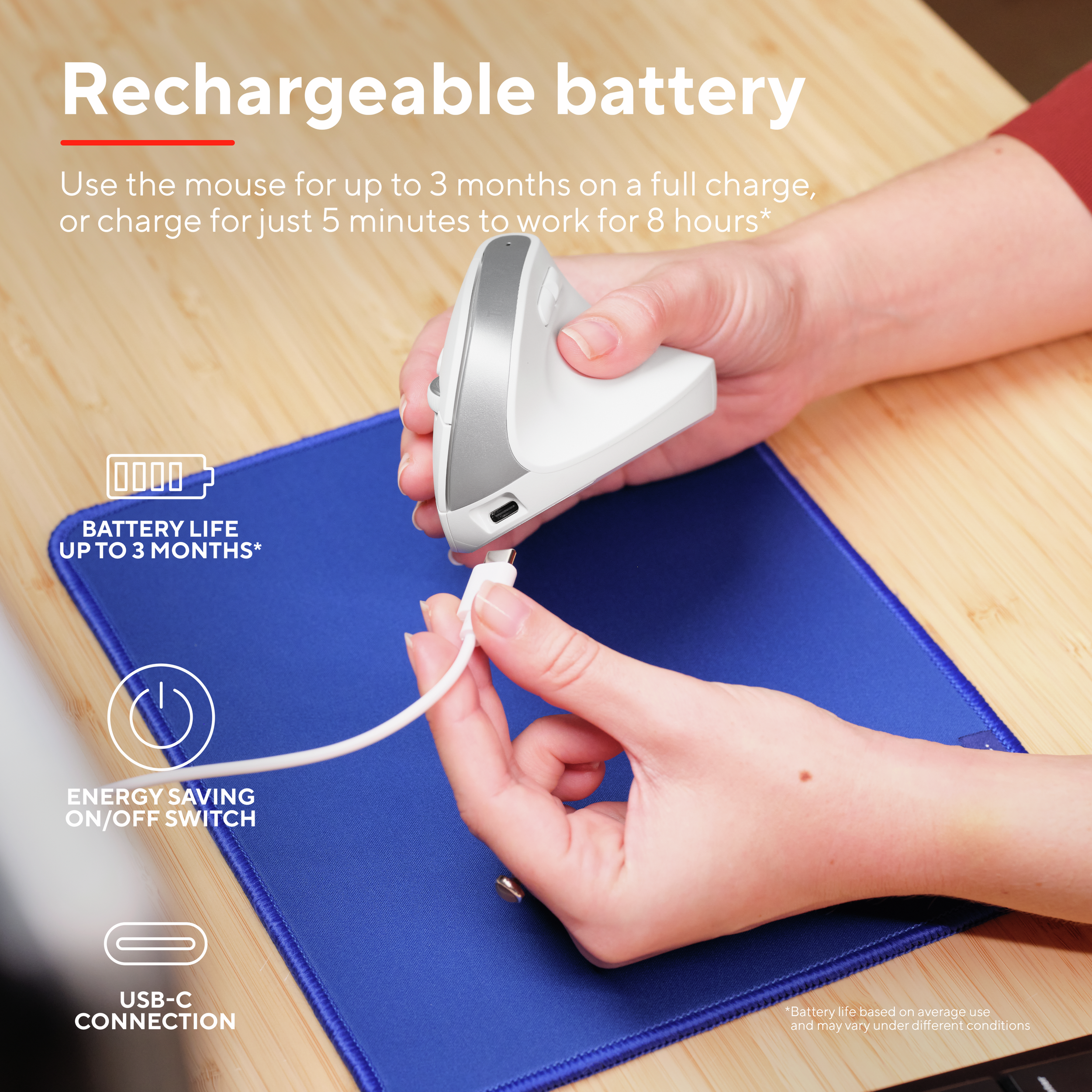 Dłoń podłącza białą mysz do niebieskiej podkładki. Tekst: Bateria ładowalna.
