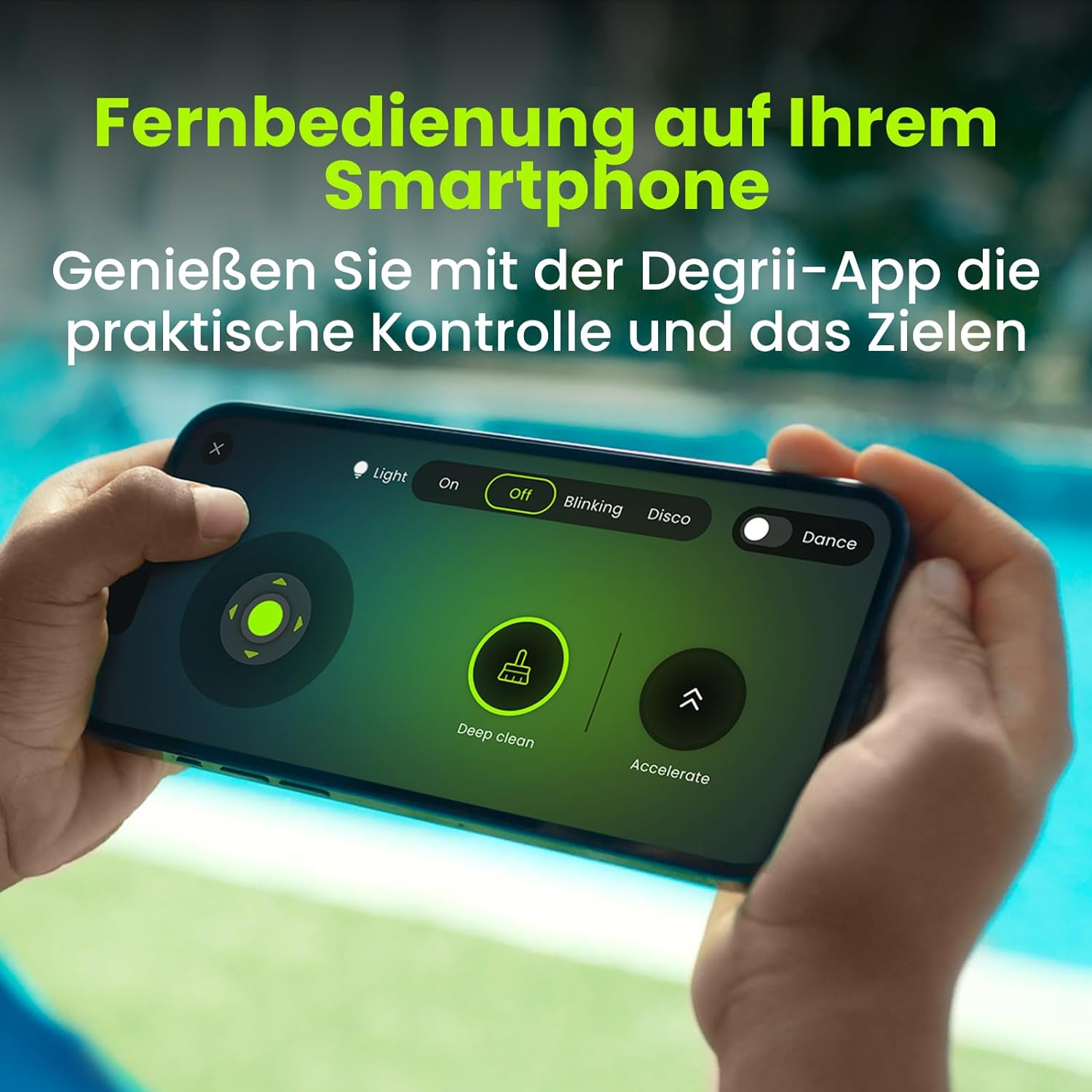 Hände halten ein Smartphone, das eine Fernbedienungsoberfläche anzeigt. Tasten für Licht, Tiefenreinigung, Disco und Beschleunigen sind sichtbar.