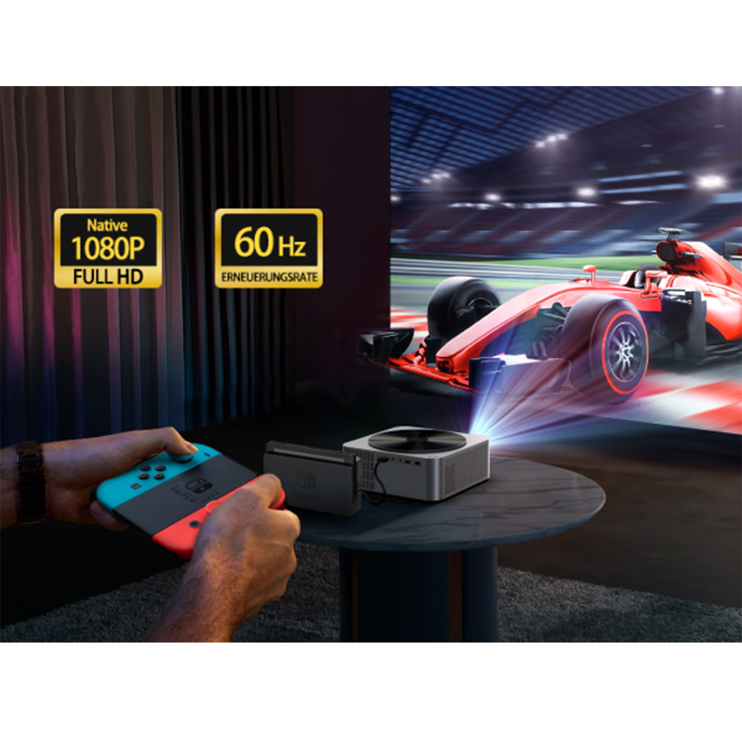 Projektor, der ein Rennauto zeigt, Person hält Gamecontroller.