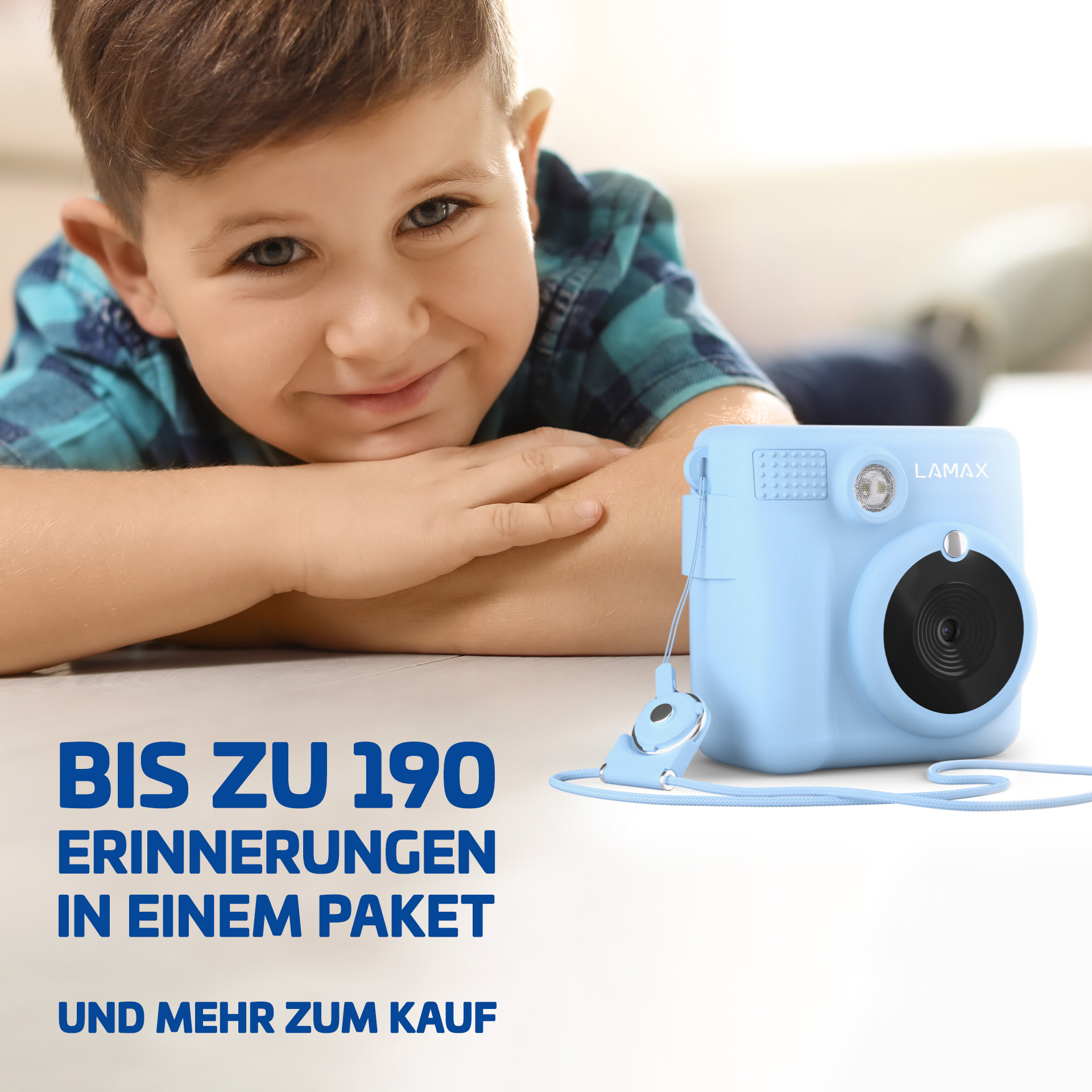 Ein Junge lächelt in die Kamera und hält eine blaue Sofortbildkamera, mit Text über Erinnerungen.
