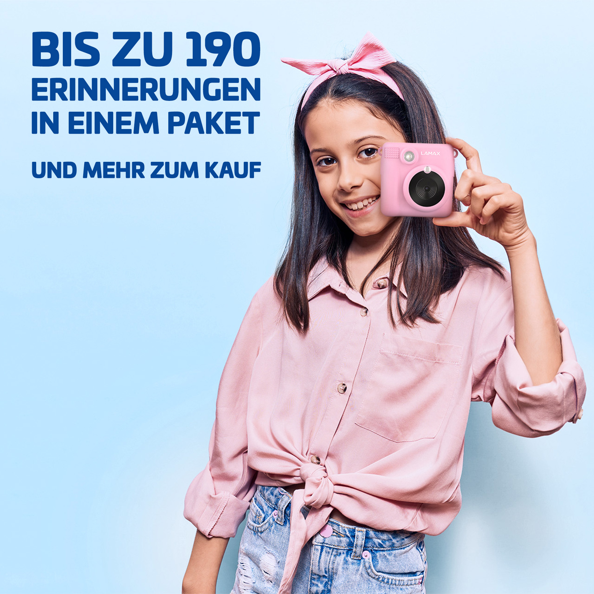 Ragazza che tiene in mano una fotocamera istantanea rosa, sorridente, con testo sui ricordi.
