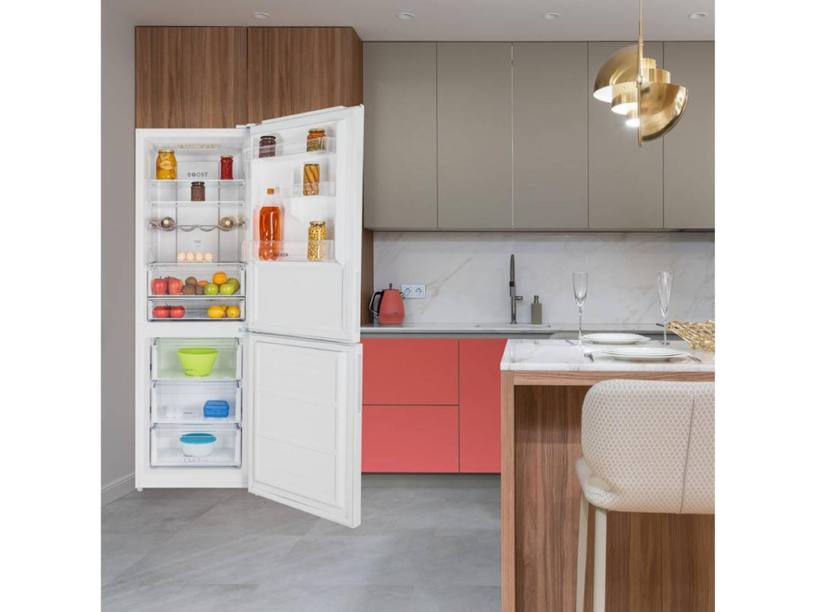 Un frigorífico blanco con la puerta abierta, mostrando el contenido en una cocina.