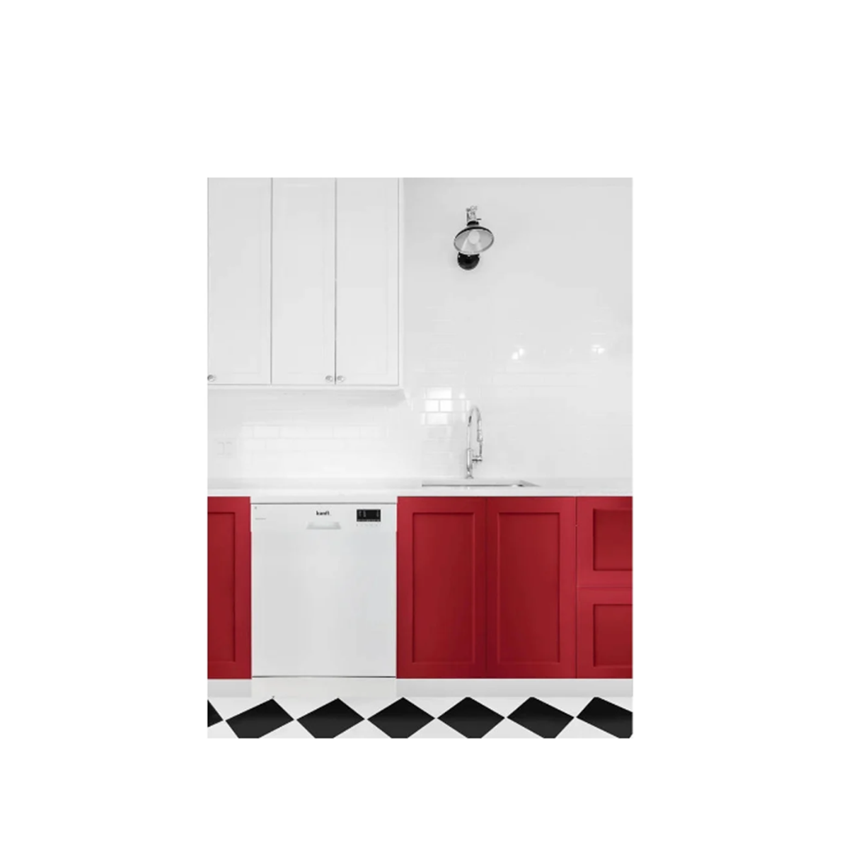 Cocina con gabinetes blancos, gabinetes rojos y un piso a cuadros blanco y negro.