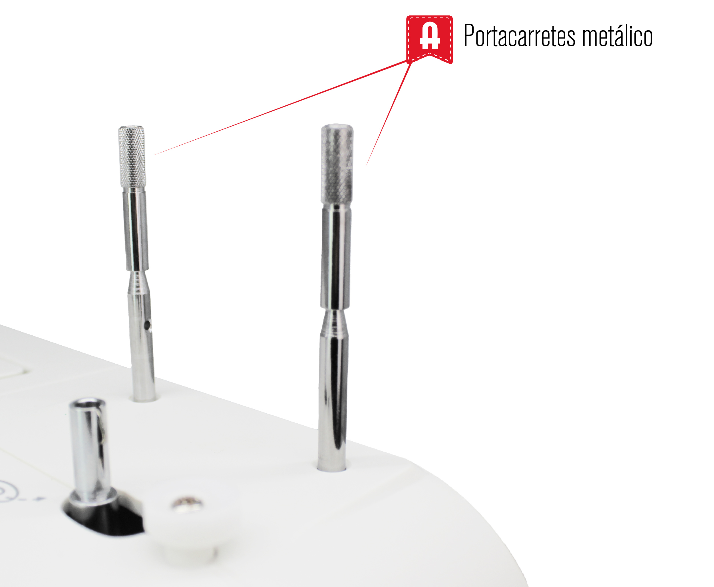 Zbliżenie metalowych szpilek szpulowych na białej powierzchni. Czerwony tekst wskazuje szpilki.