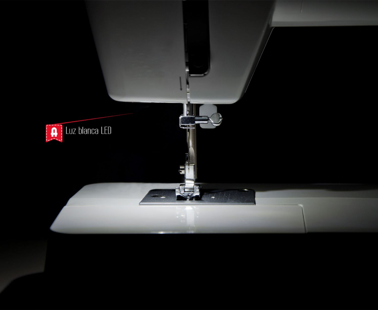 Białe bezprzewodowe słuchawki w białym etui ładującym, widoczne zielone światła.