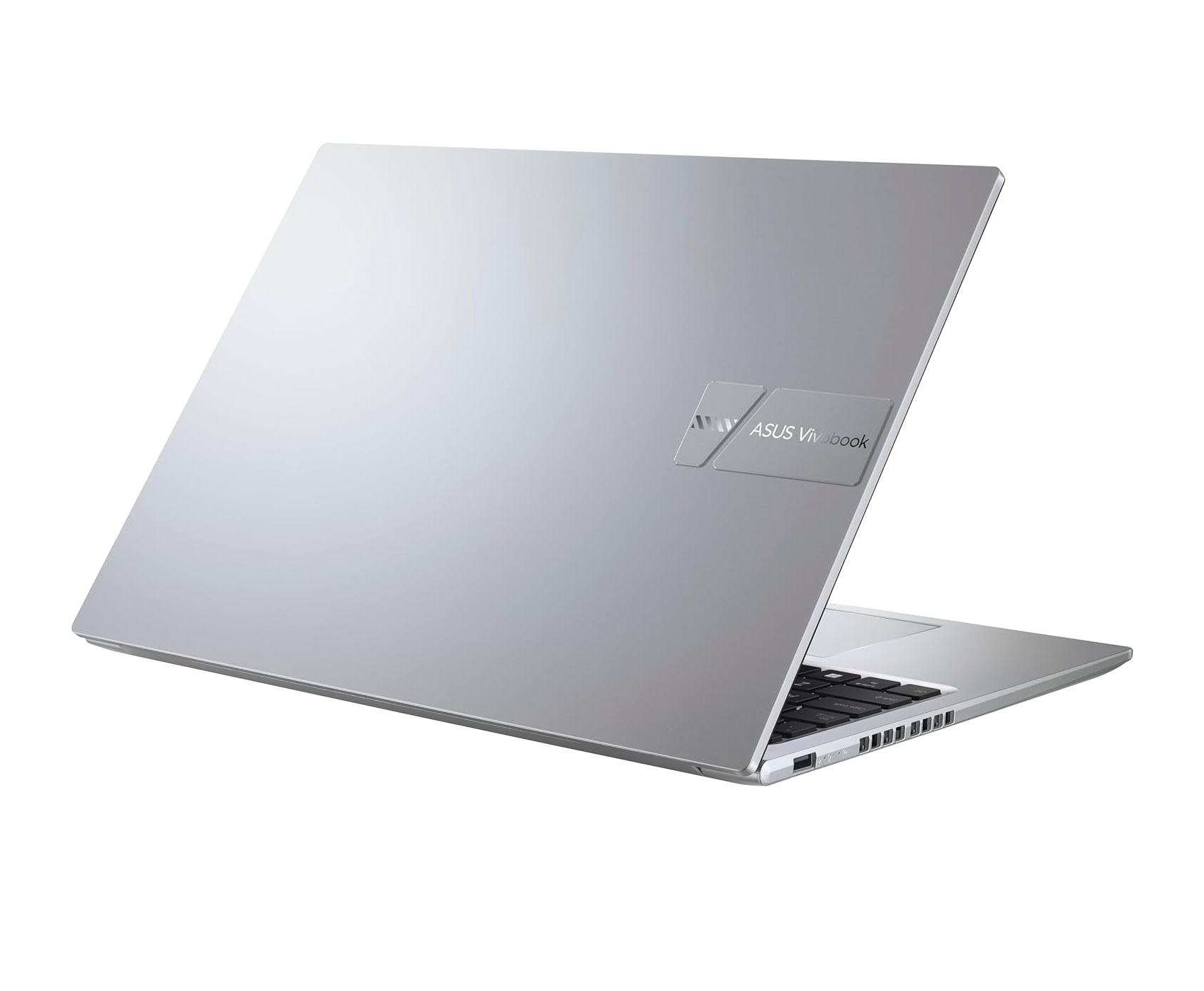 Silberner Asus Vivobook Laptop, Rückansicht, leicht geöffnet auf weißem Hintergrund.