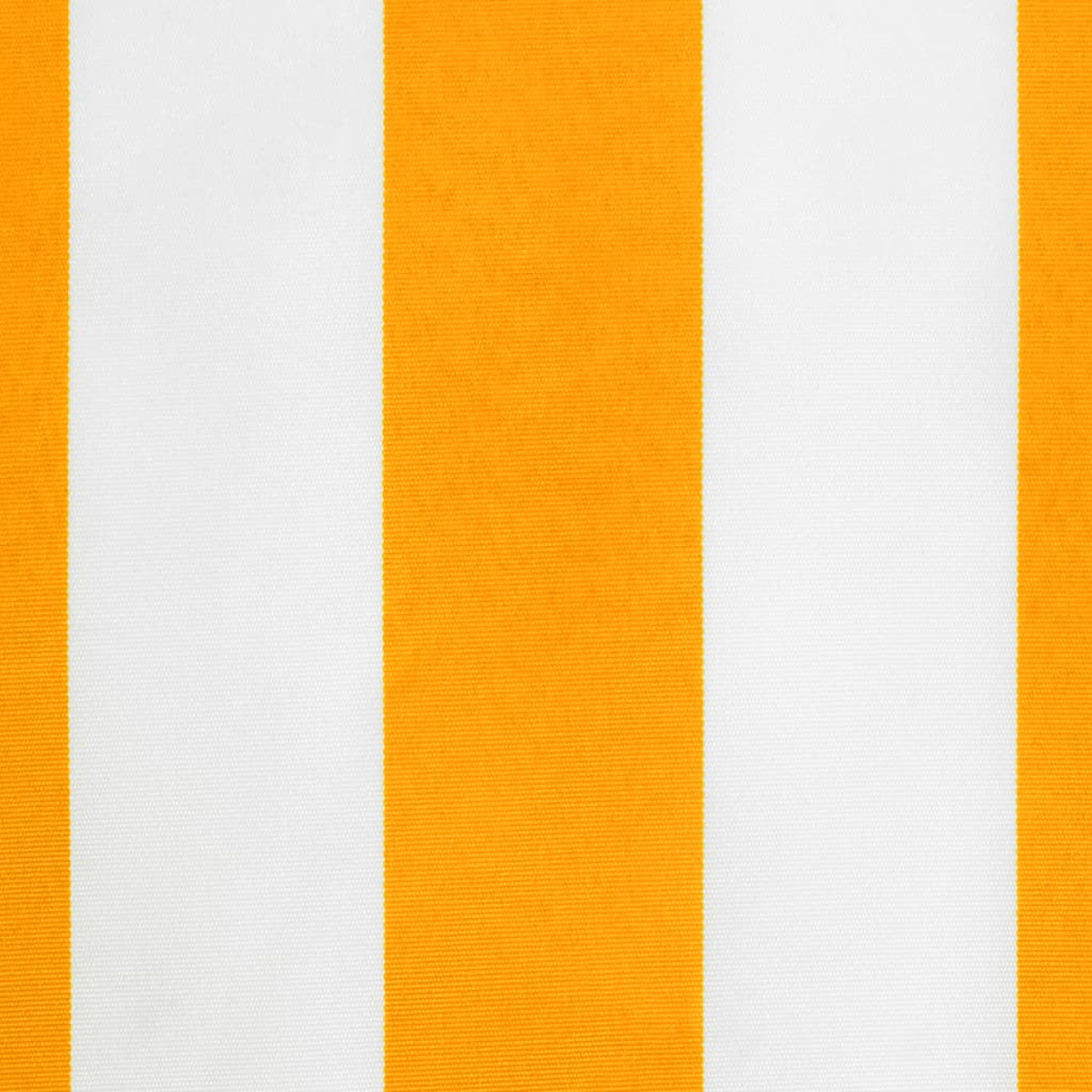 Eine Nahaufnahme eines Stoffes mit orangefarbenen und weißen vertikalen Streifen, wodurch ein gestreiftes Muster entsteht.