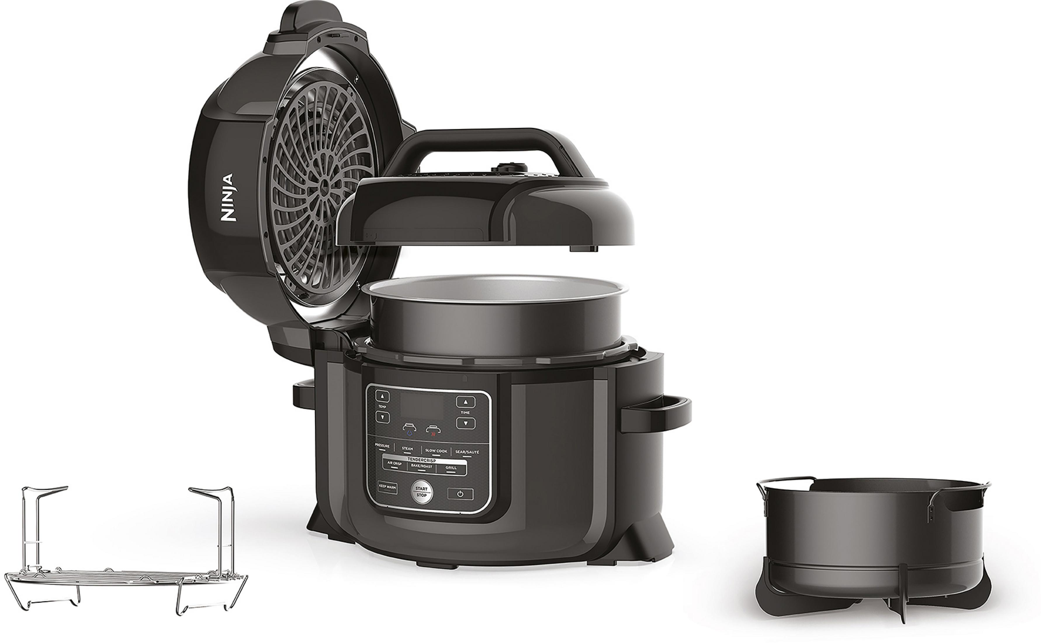 Multicooker Ninja nero, aperto, con accessori e parti rimovibili. Il coperchio è aperto.