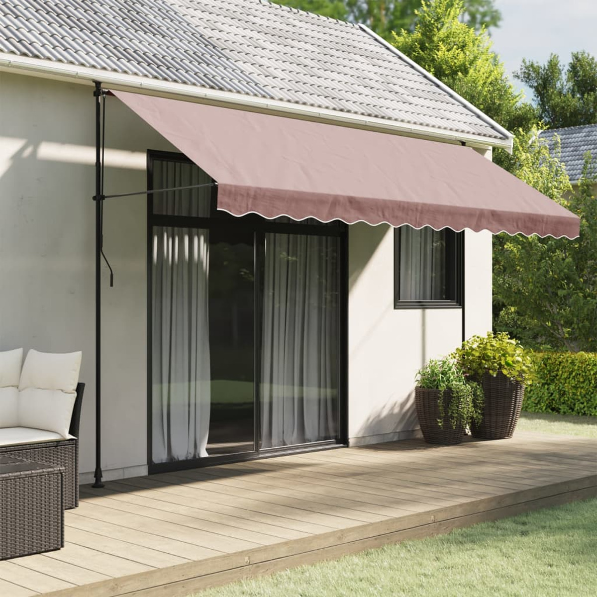 Braune Markise über einer Terrasse. Ein weißes Haus im Hintergrund, mit Pflanzen und einem Tisch. Die Markise ist ausgefahren.
