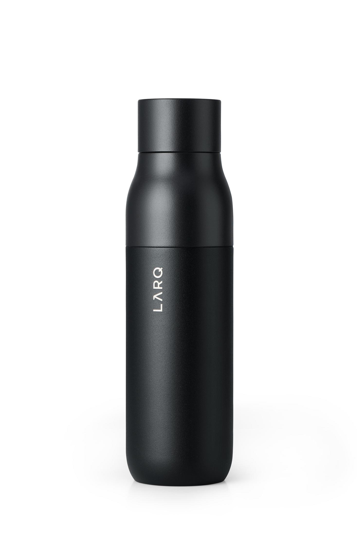 Schwarze, zylindrische Wasserflasche. Weißer Hintergrund.